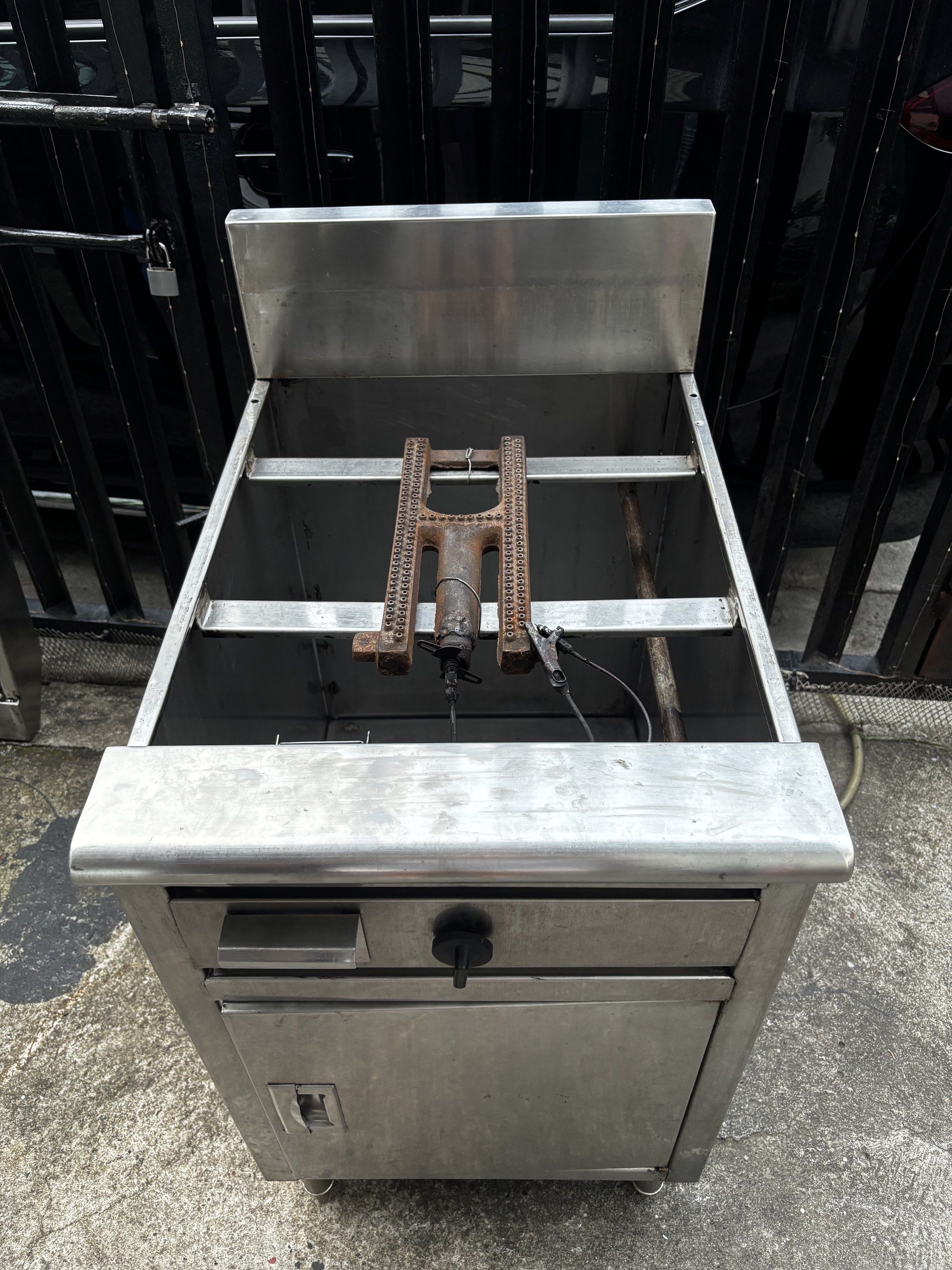 Stainless Steel Commercial Griddle Griller (Category: Other Kitchen Appliances) located in Quezon City. Submitted by aannnnee28 (Listing ID 1417810875, Image 1). Description: Heavy-Duty Stainless Steel Gas Griddle – Commercial Grade Selling a heavy-duty stainless steel gas griddle, ideal for small restaurants, food stalls, food trucks, or home-based food businesses. Built for durability and daily use. 💰 Price: ₱12,000 📐 Dimensions: * Griddle To