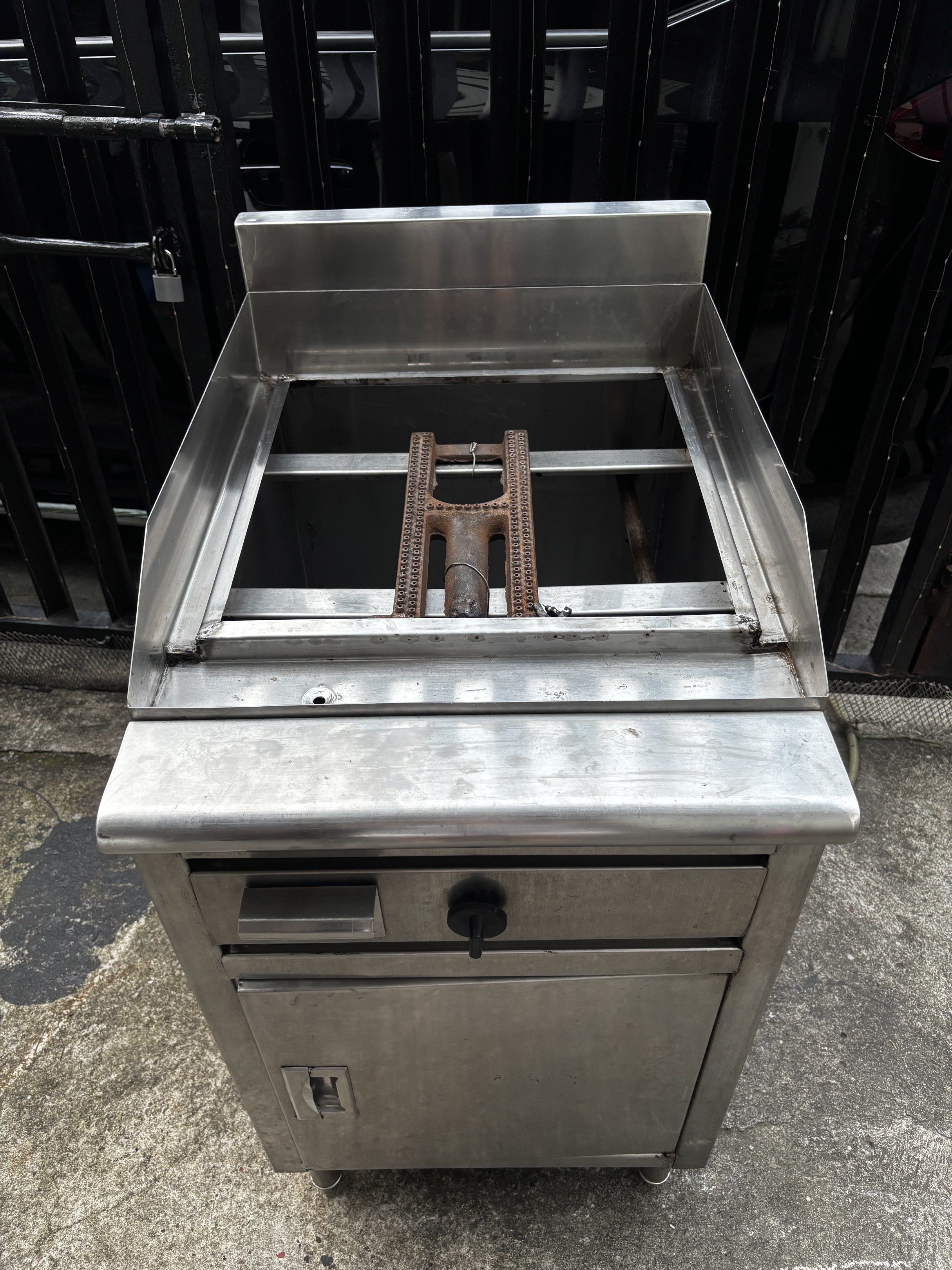 Stainless Steel Commercial Griddle Griller (Category: Other Kitchen Appliances) located in Quezon City. Submitted by aannnnee28 (Listing ID 1417810875, Image 2). Description: Heavy-Duty Stainless Steel Gas Griddle – Commercial Grade Selling a heavy-duty stainless steel gas griddle, ideal for small restaurants, food stalls, food trucks, or home-based food businesses. Built for durability and daily use. 💰 Price: ₱12,000 📐 Dimensions: * Griddle To