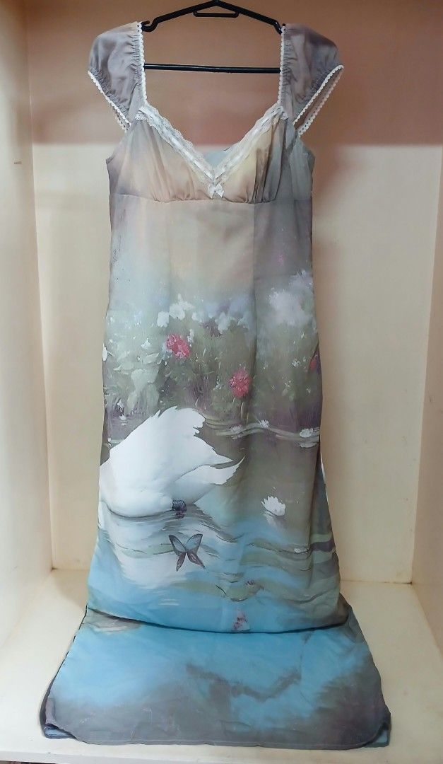 Swan Print Long Dress (Category: Dresses) located in Navotas City. Submitted by rainepreloved (Listing ID 1417646407, Image 2). Description: Swan Print Dress Size: M Price : 300 (lp) + sf ✅️ Condition: Very Good RFS: Decluttering Location: Navotas Mode of Payment: GCASH Mode of Delivery: Lalamove, J&T (No cod, payment first. If you want pwedeng magpay po if andito na si kuya Lalamove para sure kayo sa item).