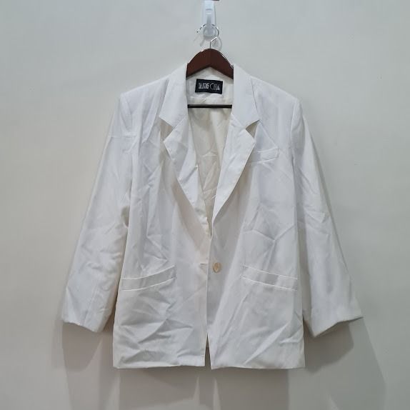 Tailored White Blazer (Category: Coats, Jackets and Outerwear) located in Marikina City. Submitted by repurpose_studio (Listing ID 1417652295, Image 1). Description: - White blazer - Classic lapel collar - Long sleeves - Lightweight fabric - Simple, clean design - Suitable for various outfits Notes: - Colors may appear different due to lighting and photo conditions - No returns, exchanges and refunds #whiteblazer #officewear #prelovedph #ukayph #