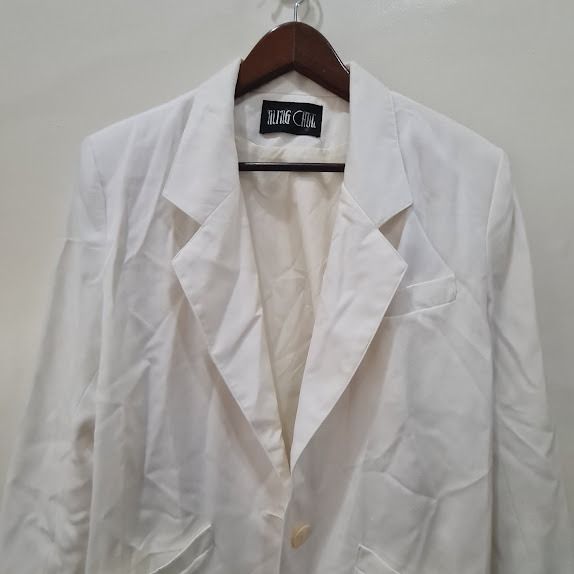 Tailored White Blazer (Category: Coats, Jackets and Outerwear) located in Marikina City. Submitted by repurpose_studio (Listing ID 1417652295, Image 3). Description: - White blazer - Classic lapel collar - Long sleeves - Lightweight fabric - Simple, clean design - Suitable for various outfits Notes: - Colors may appear different due to lighting and photo conditions - No returns, exchanges and refunds #whiteblazer #officewear #prelovedph #ukayph #