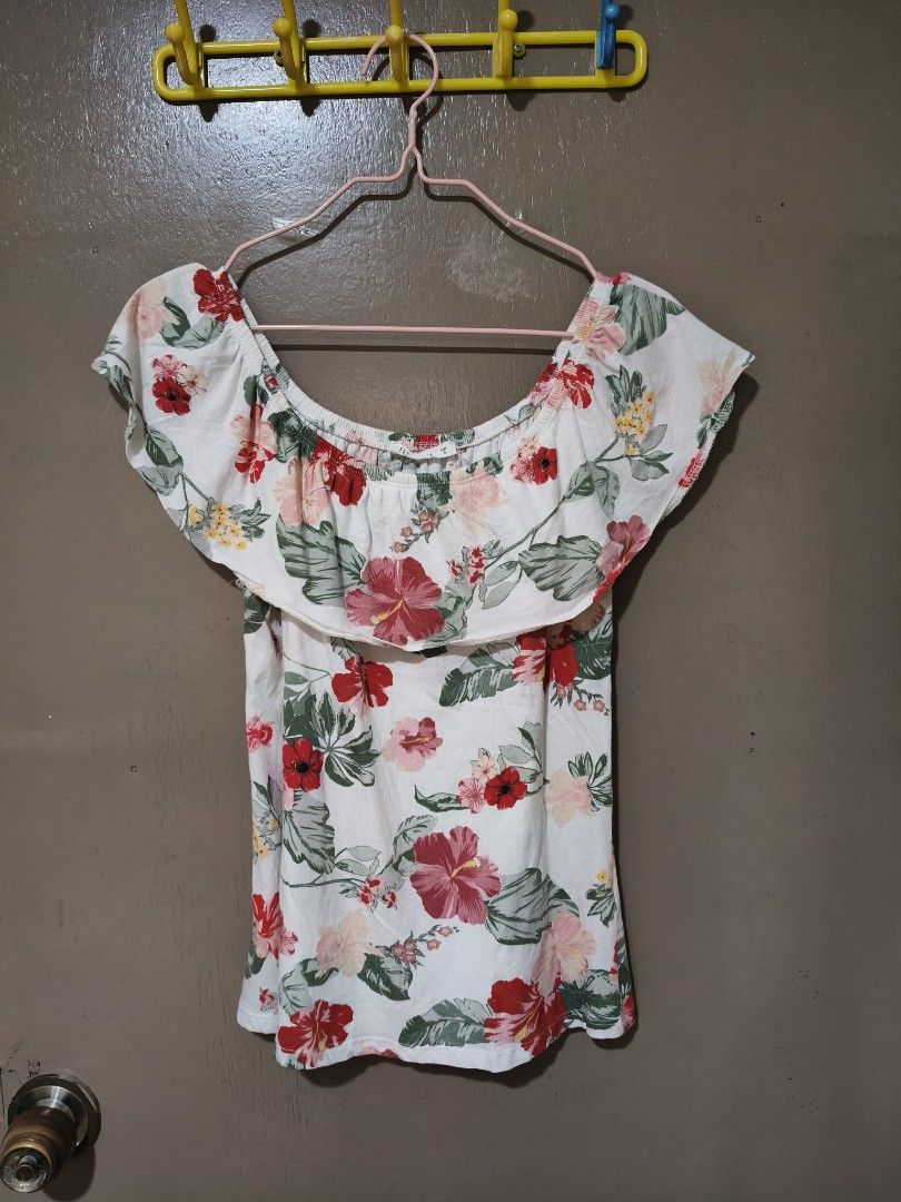 Terranova Floral Off-Shoulder Top - Size S (Category: Blouses) located in Quezon City. Submitted by miss.len (Listing ID 1417627082, Image 1). Description: - Terranova off-shoulder top - Size: Small - Features a vibrant floral print - Ruffled neckline - Comfortable fit - Lightweight and breathable fabric - Ideal for casual wear and summer gatherings.