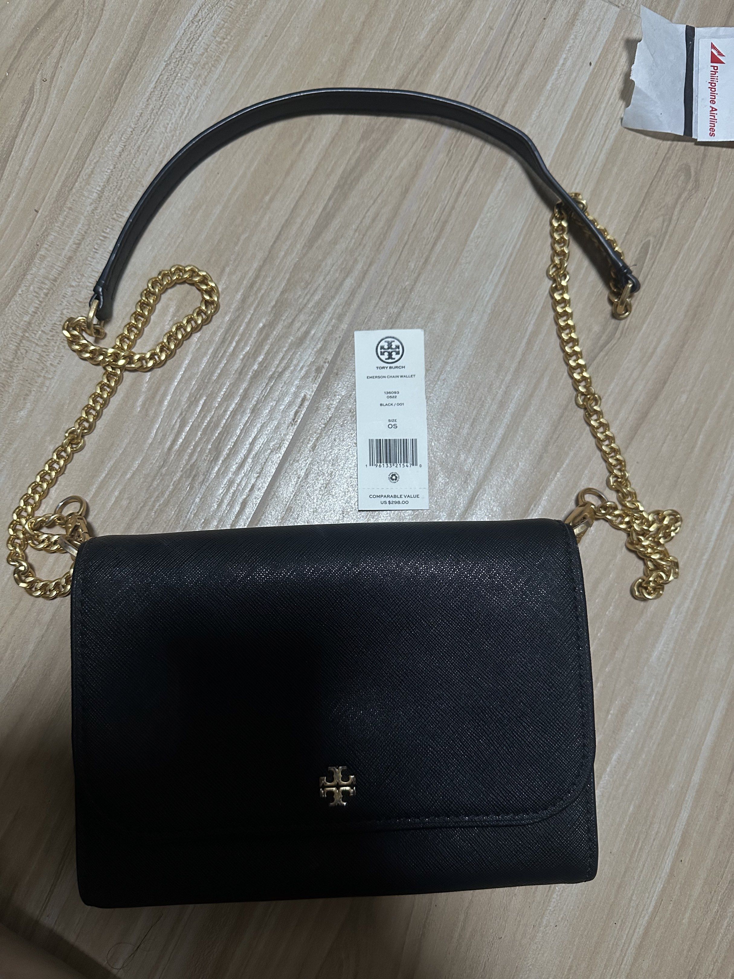 Tory Burch emerson crossbody wallet (Category: Luxury Bags & Wallets) located in Manila. Submitted by stellasonlinegaragesale (Listing ID 1417776843, Image 1). Description: - Tory Burch Emerson crossbody wallet - Classic black color - Features a stylish chain strap - Gold Tory Burch logo - Perfect for everyday use.