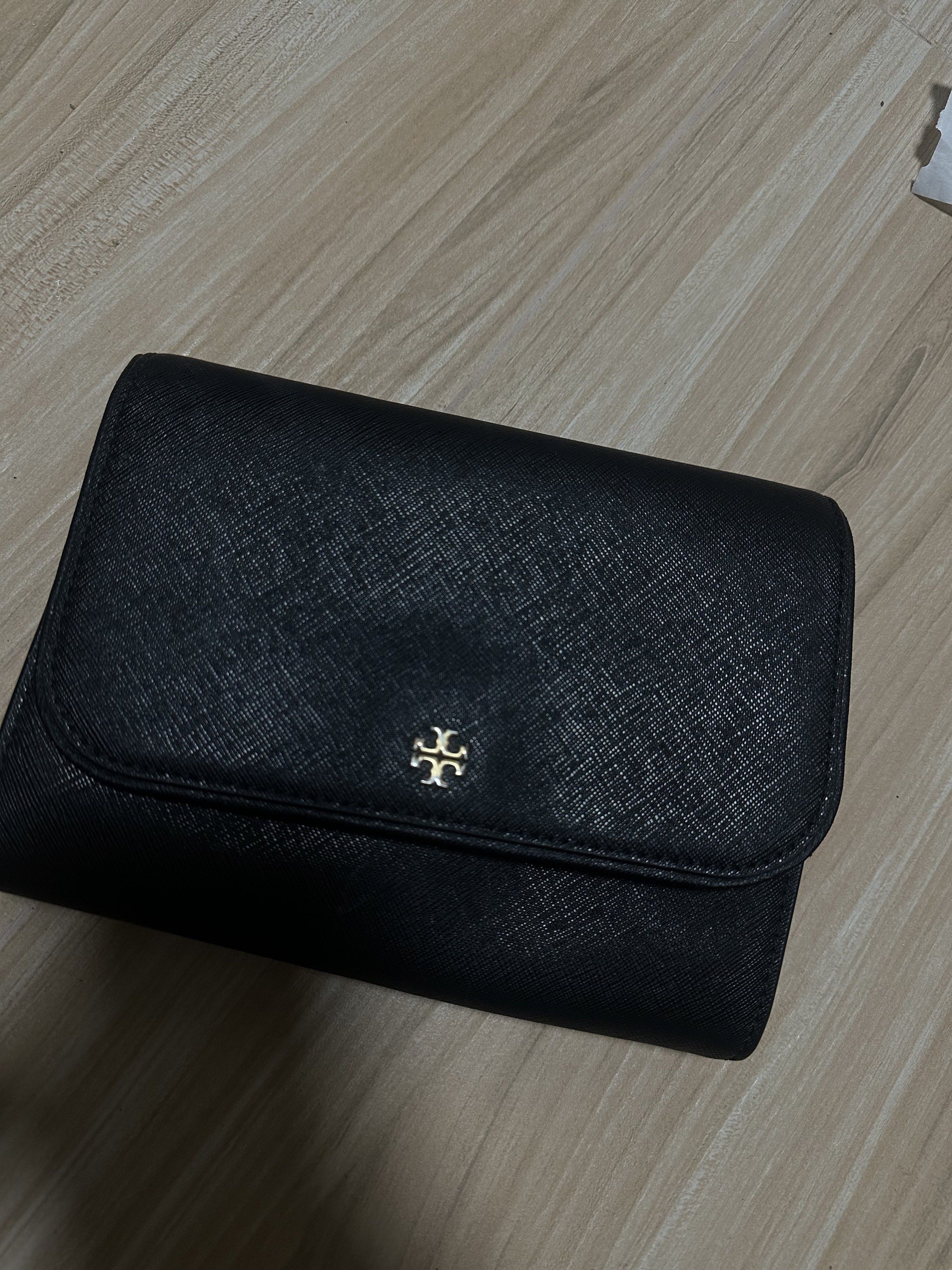 Tory Burch emerson crossbody wallet (Category: Luxury Bags & Wallets) located in Manila. Submitted by stellasonlinegaragesale (Listing ID 1417776843, Image 2). Description: - Tory Burch Emerson crossbody wallet - Classic black color - Features a stylish chain strap - Gold Tory Burch logo - Perfect for everyday use.