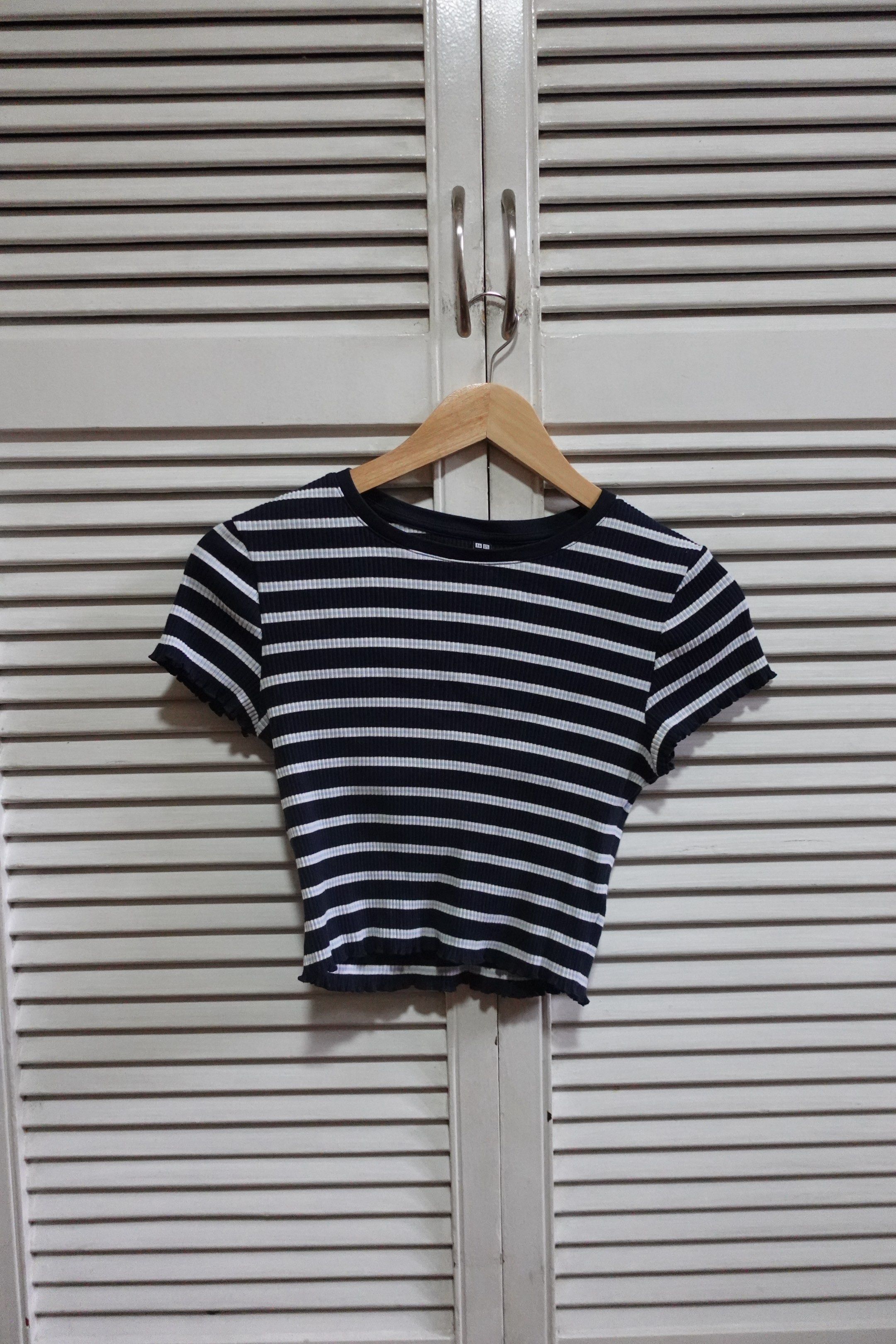 Uniqlo Black Striped Crop Top (Category: Shirts) located in Marikina City. Submitted by mrgalc (Listing ID 1417761180, Image 1). Description: Uniqlo White Striped Crop Top Size: M Condition: Lightly used, no flaws.
