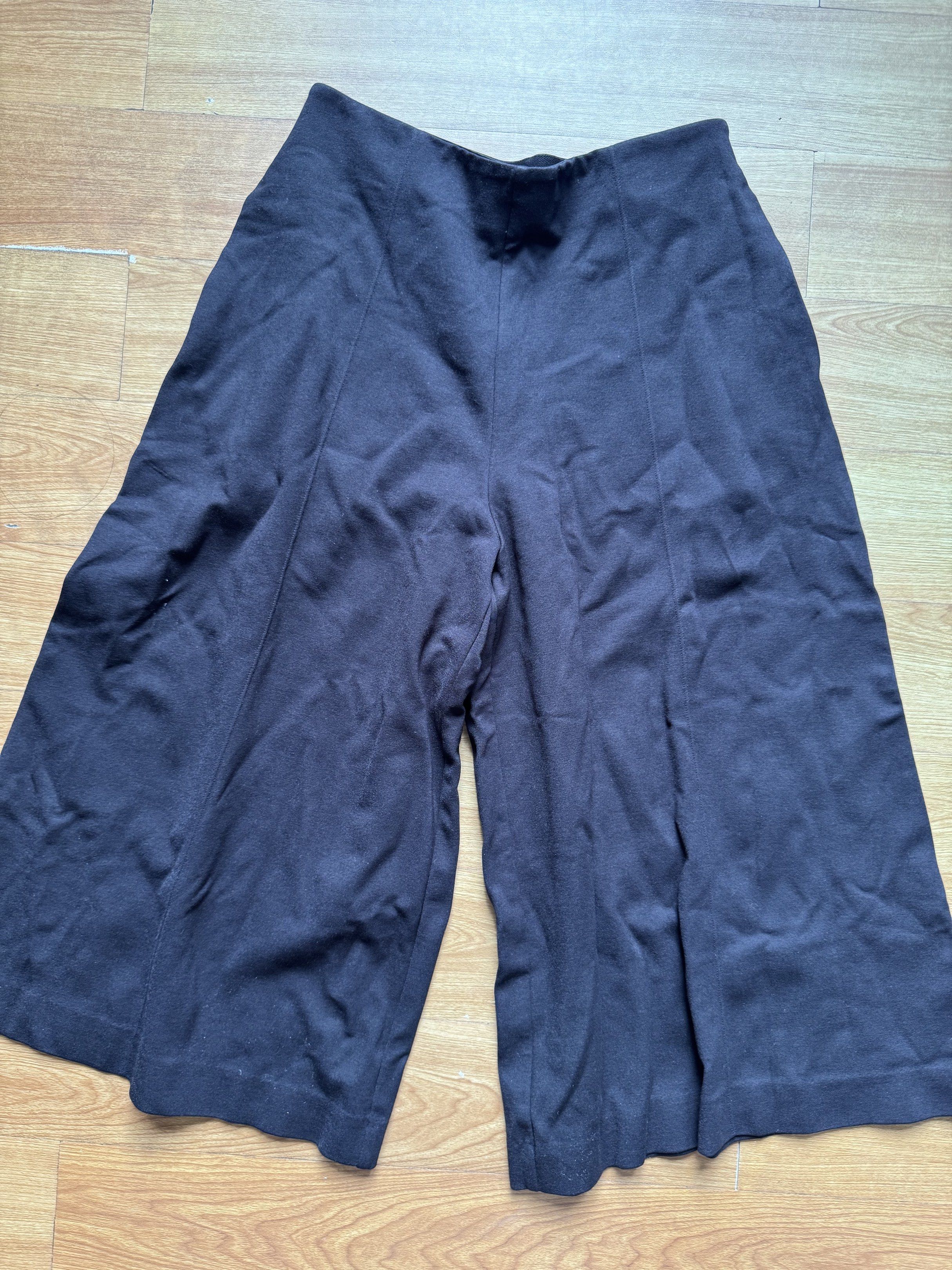 Uniqlo Culottes (Category: Other Bottoms) located in Manila. Submitted by obach (Listing ID 1417735721, Image 1). Description: - Uniqlo culottes - Color: Black - Fabric: Soft and comfortable - Style: Wide leg - Made in Vietnam - Size: Not specified.