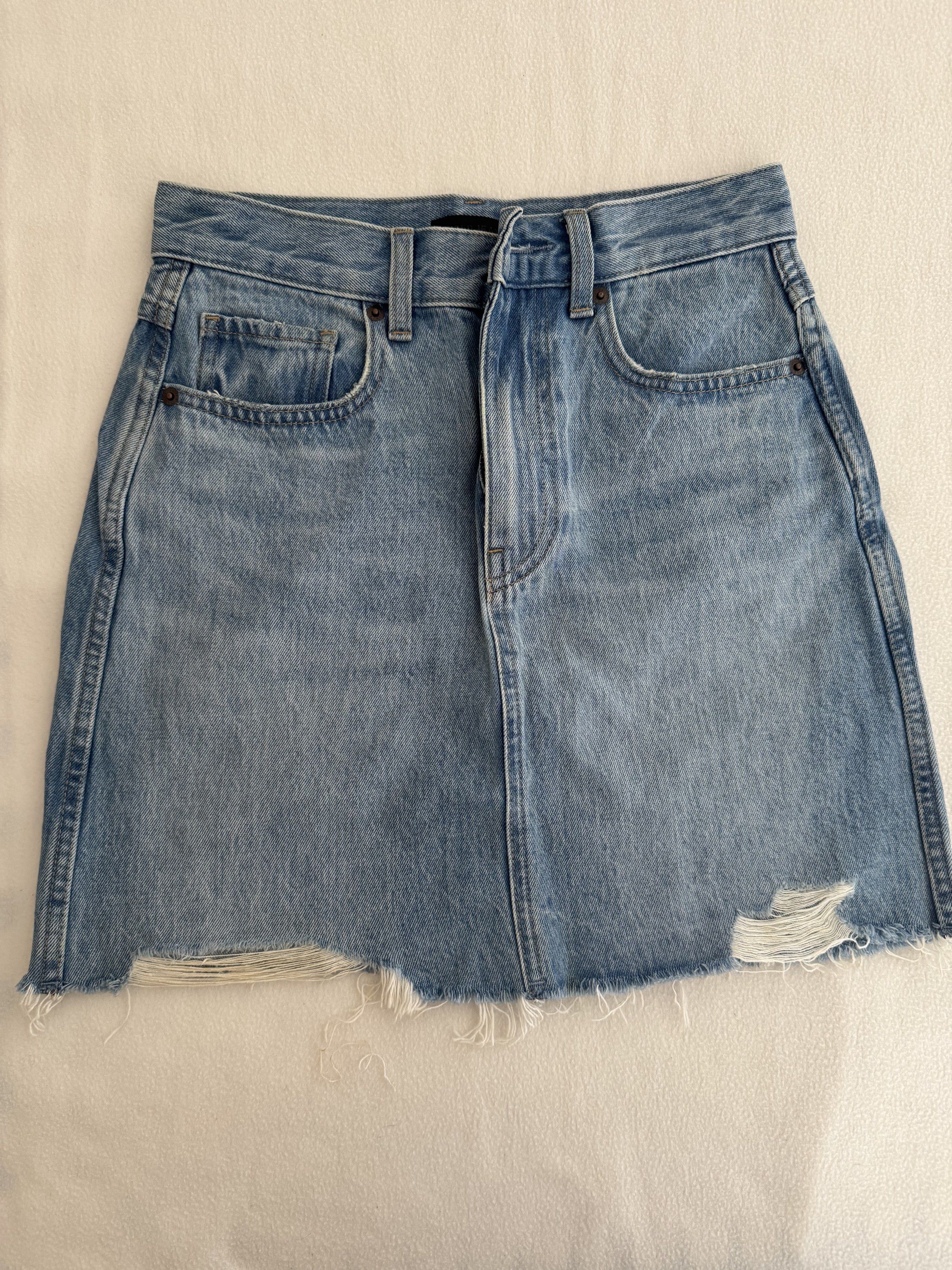 Uniqlo Denim Skirt (Category: Skirts) located in Davao. Submitted by ann8835 (Listing ID 1417629193, Image 1). Description: - Uniqlo denim skirt - Made in Cambodia - Waist: 58cm - Hip: 85cm - Raw hem detail - Distressed detail on front - Two front pockets - Zipper closure - Material: 100% cotton.