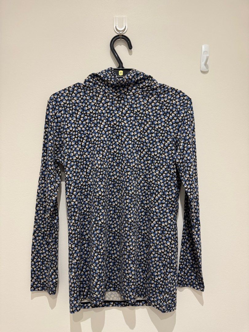 Uniqlo Heattech Longsleeves (Category: Longsleeves) located in Quezon City. Submitted by envti (Listing ID 1417786728, Image 1). Description: Heattech longsleeves top!.