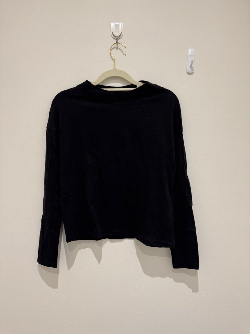 Uniqlo Longsleeves Top (Category: Longsleeves) located in Quezon City. Submitted by envti (Listing ID 1417774631, Image 1). Description: Only used once.
