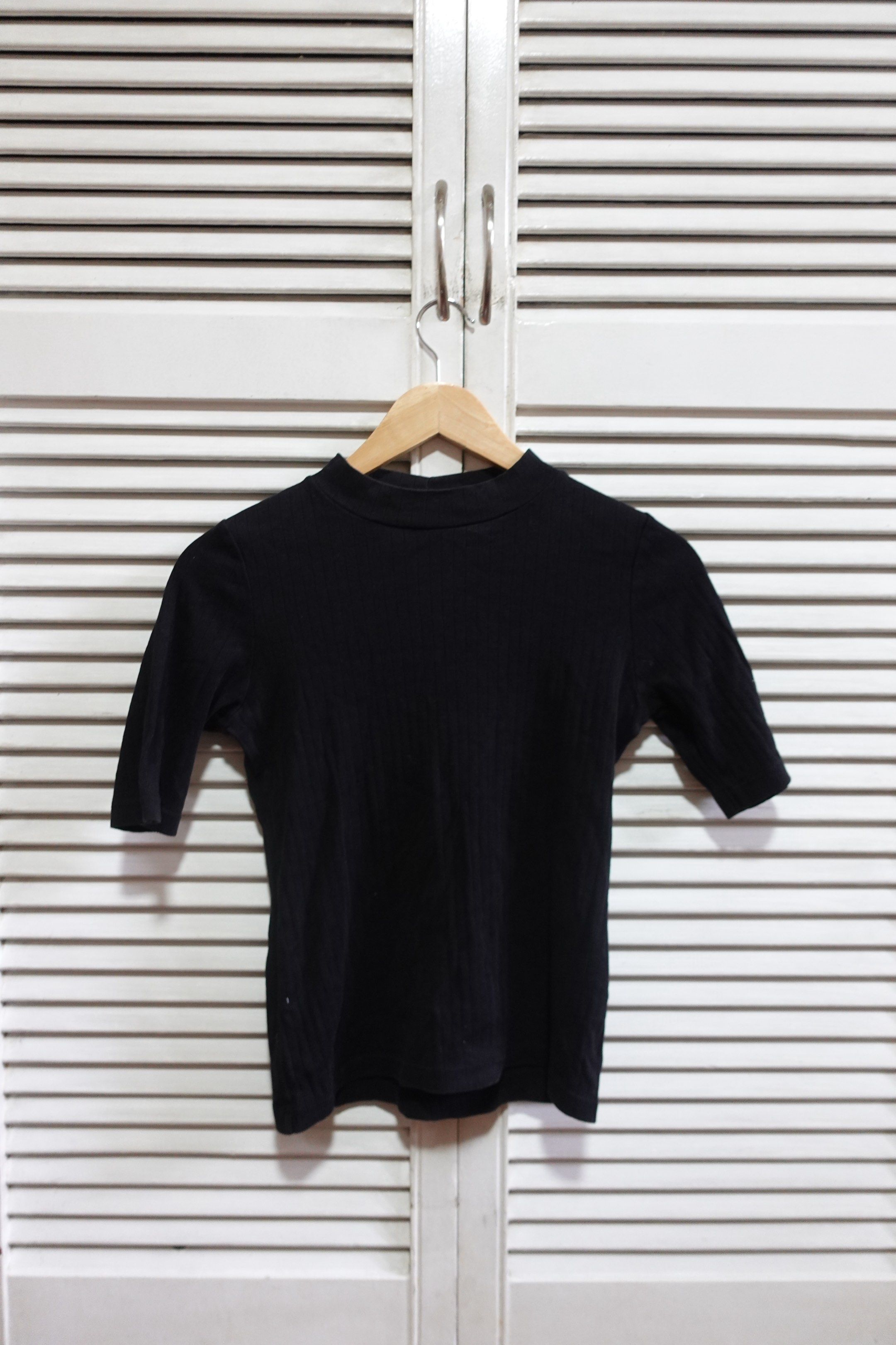 Uniqlo Ribbed Top - Black - Size S (Category: Shirts) located in Marikina City. Submitted by mrgalc (Listing ID 1417760388, Image 1). Description: Uniqlo Black Ribbed Top ✅ Mock neck short sleeves ✅ Comfortable knit material Size: S Condition: Well used but no flaws.