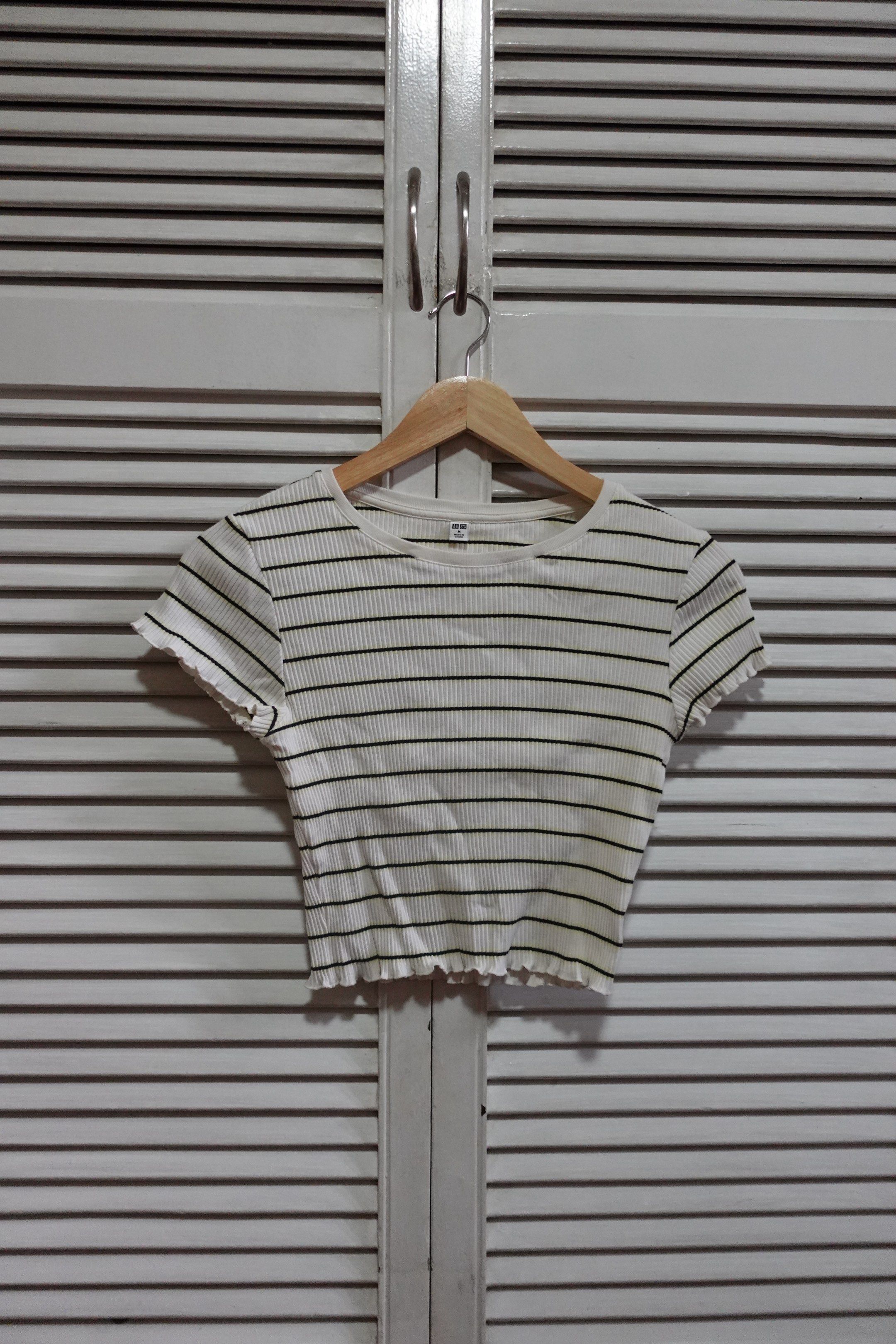 Uniqlo White Striped Crop Top (Category: Shirts) located in Marikina City. Submitted by mrgalc (Listing ID 1417759658, Image 1). Description: Uniqlo White Striped Crop Top Size: M Condition: Lightly used, no flaws.