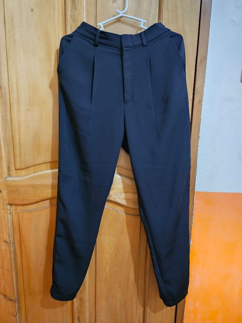Uniqlo Tapered Black Pants (Category: Other Bottoms) located in Antipolo. Submitted by dinocolleen (Listing ID 1417681009, Image 1). Description: - Uniqlo tapered black pants - Size: S - Lightly used, good condition.