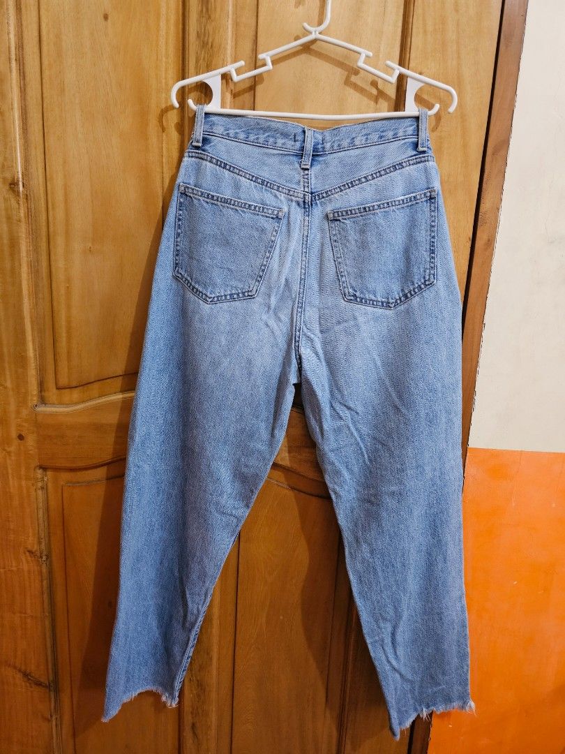 Uniqlo Tapered Distressed Jeans (Category: Jeans) located in Antipolo. Submitted by dinocolleen (Listing ID 1417685611, Image 2). Description: - Light blue Uniqlo tapered jeans - Distressed details - Size 25 (63.5cm).