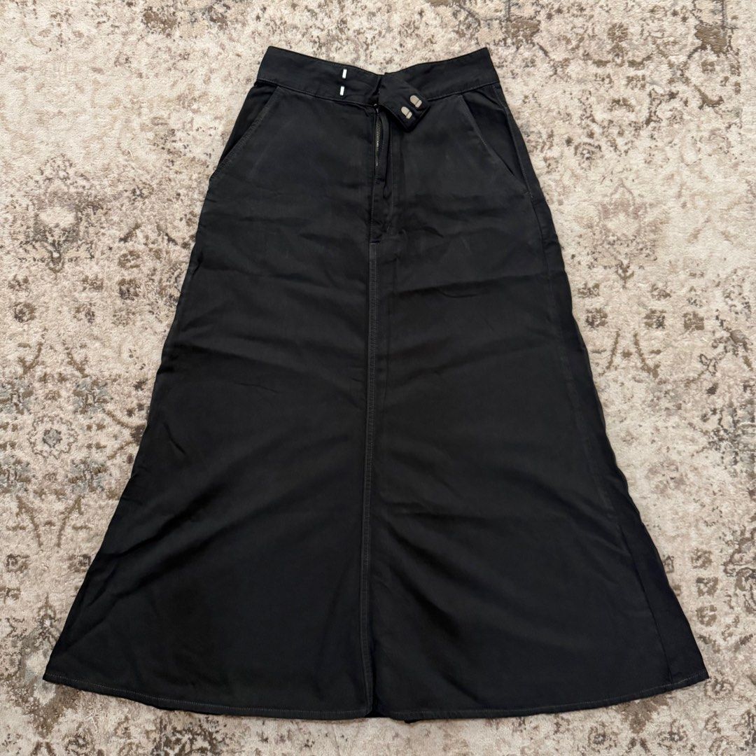 Uniqlo U Black Maxi Skirt (Category: Skirts) located in Las Pinas. Submitted by lufstruck (Listing ID 1417783387, Image 1). Description: .