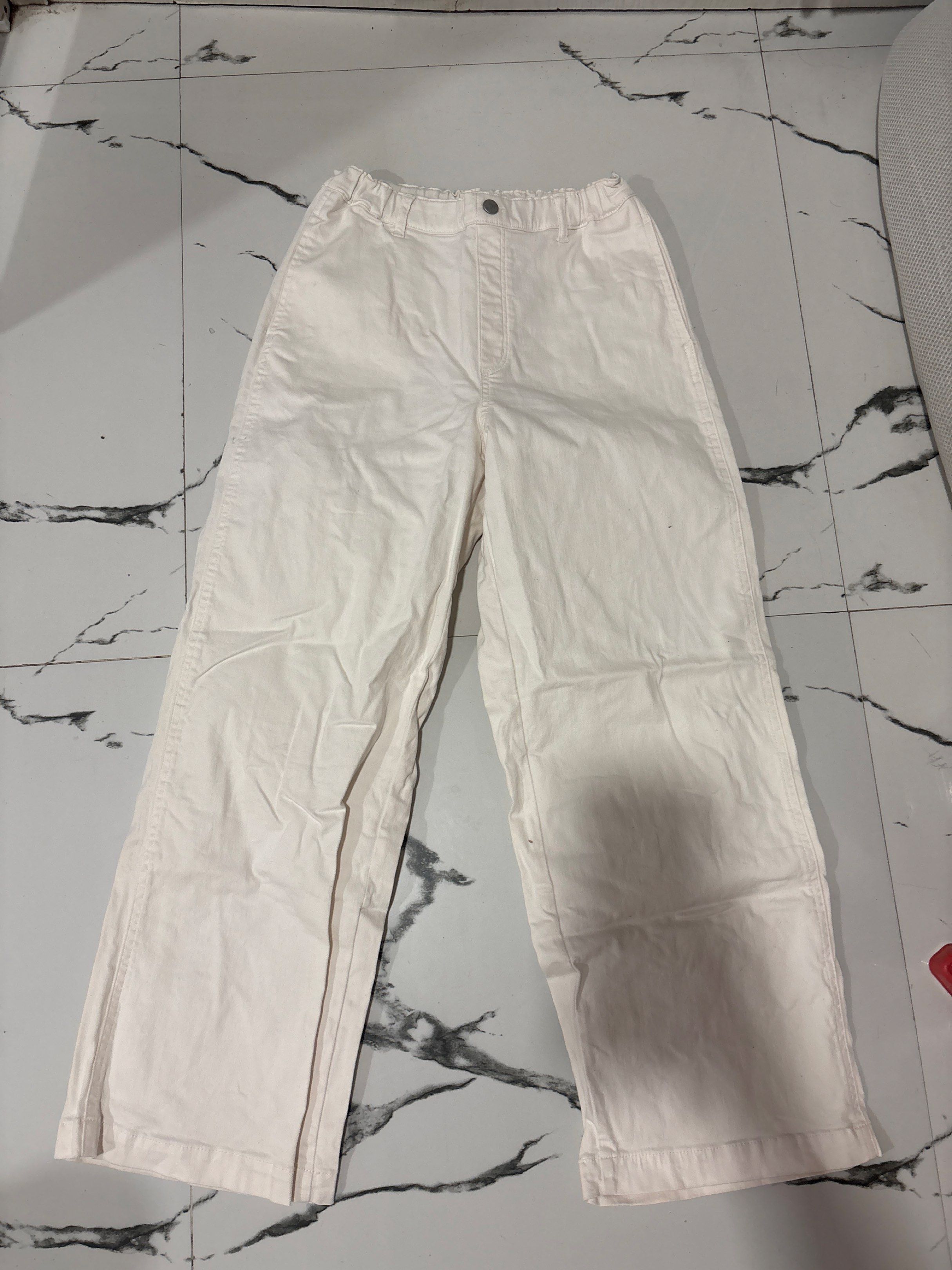 Uniqlo wide leg pants (Category: Other Bottoms) located in Pasig City. Submitted by ana013 (Listing ID 1417766923, Image 1). Description: Kids size sya kasya sa mga 5flat bellow at kasya sa waistline gang 33inch more dahil may Adjustable garter sya.