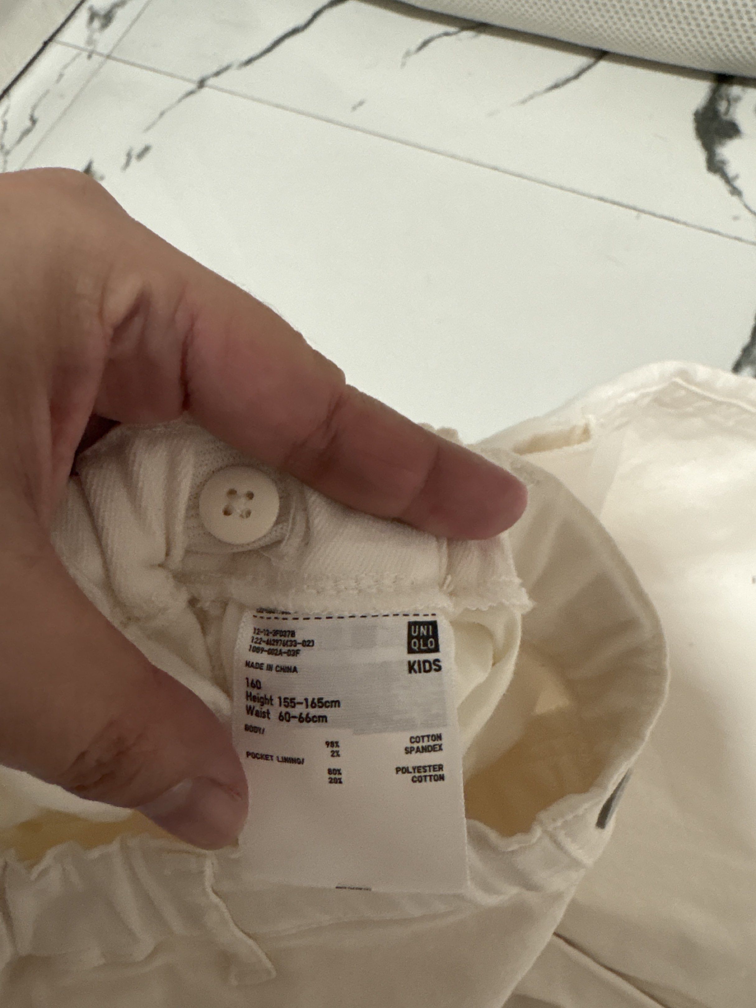 Uniqlo wide leg pants (Category: Other Bottoms) located in Pasig City. Submitted by ana013 (Listing ID 1417766923, Image 3). Description: Kids size sya kasya sa mga 5flat bellow at kasya sa waistline gang 33inch more dahil may Adjustable garter sya.