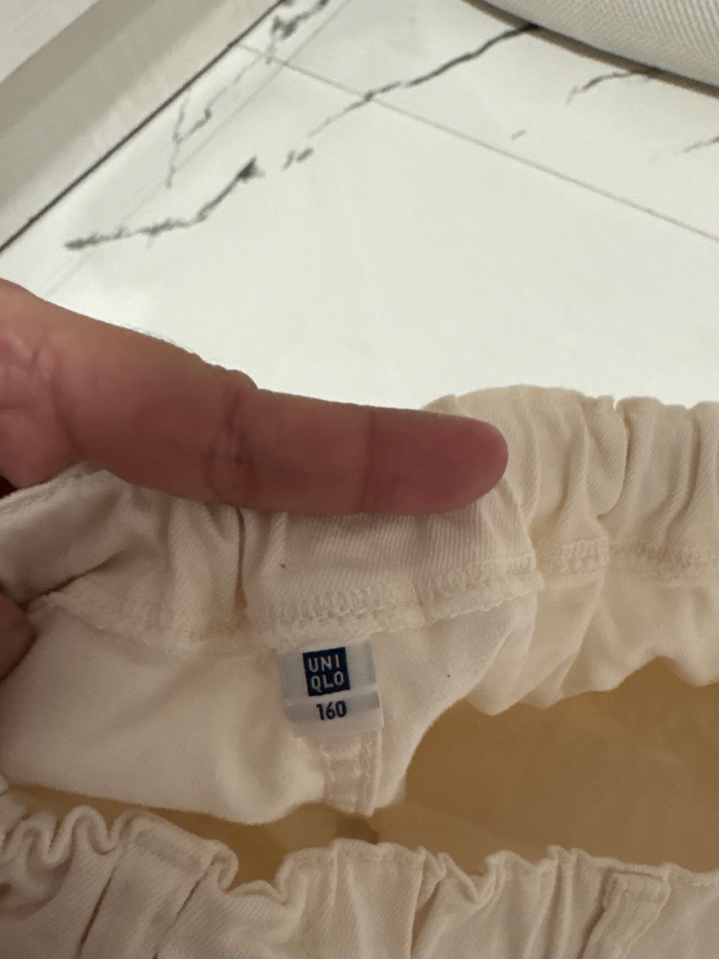 Uniqlo wide leg pants (Category: Other Bottoms) located in Pasig City. Submitted by ana013 (Listing ID 1417766923, Image 2). Description: Kids size sya kasya sa mga 5flat bellow at kasya sa waistline gang 33inch more dahil may Adjustable garter sya.