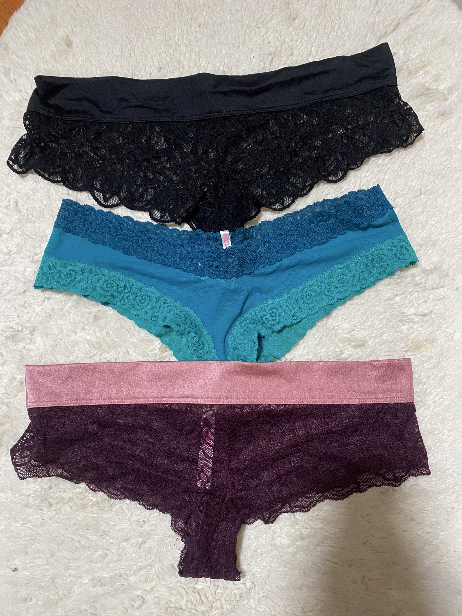 Victoria’s secret set undies (Category: Undergarments & Loungewear) located in Manila. Submitted by avathriftedcloset (Listing ID 1417716044, Image 1). Description: Medium- large.