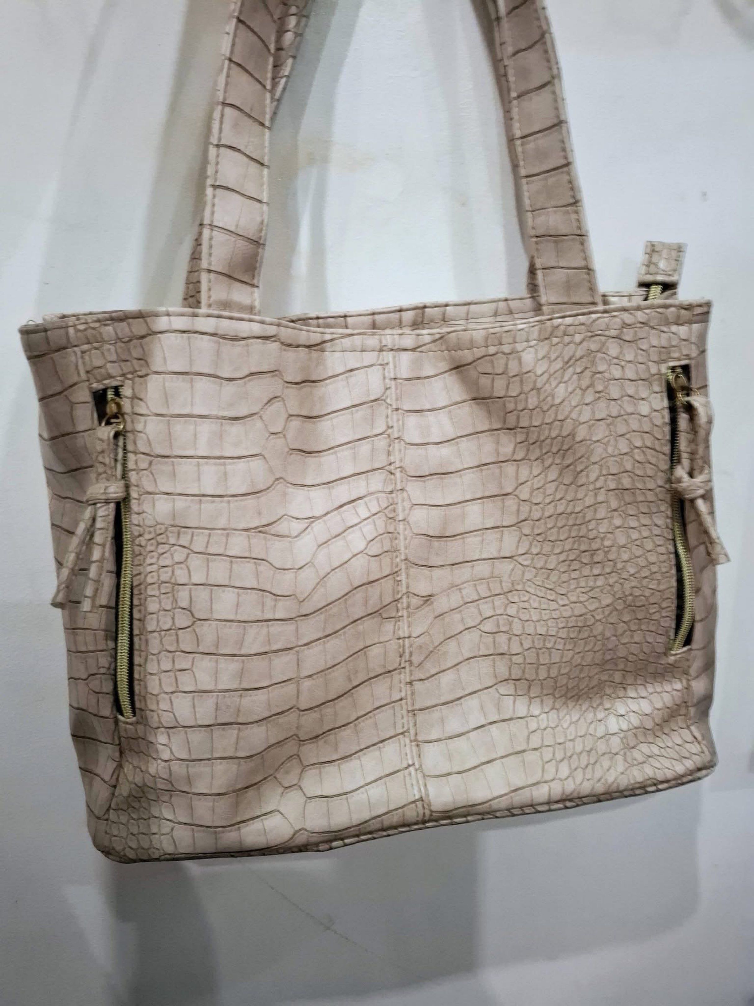 white crocodile skin tote bag (Category: Shoulder Bags) located in Cavite. Submitted by ymer09 (Listing ID 1417635214, Image 1). Description: 📌Japan Source 💵Payment first+ sf 🛵JNT or lalamove 📍Tanza Cavite, Meet up around Tanza Cavite area only!.