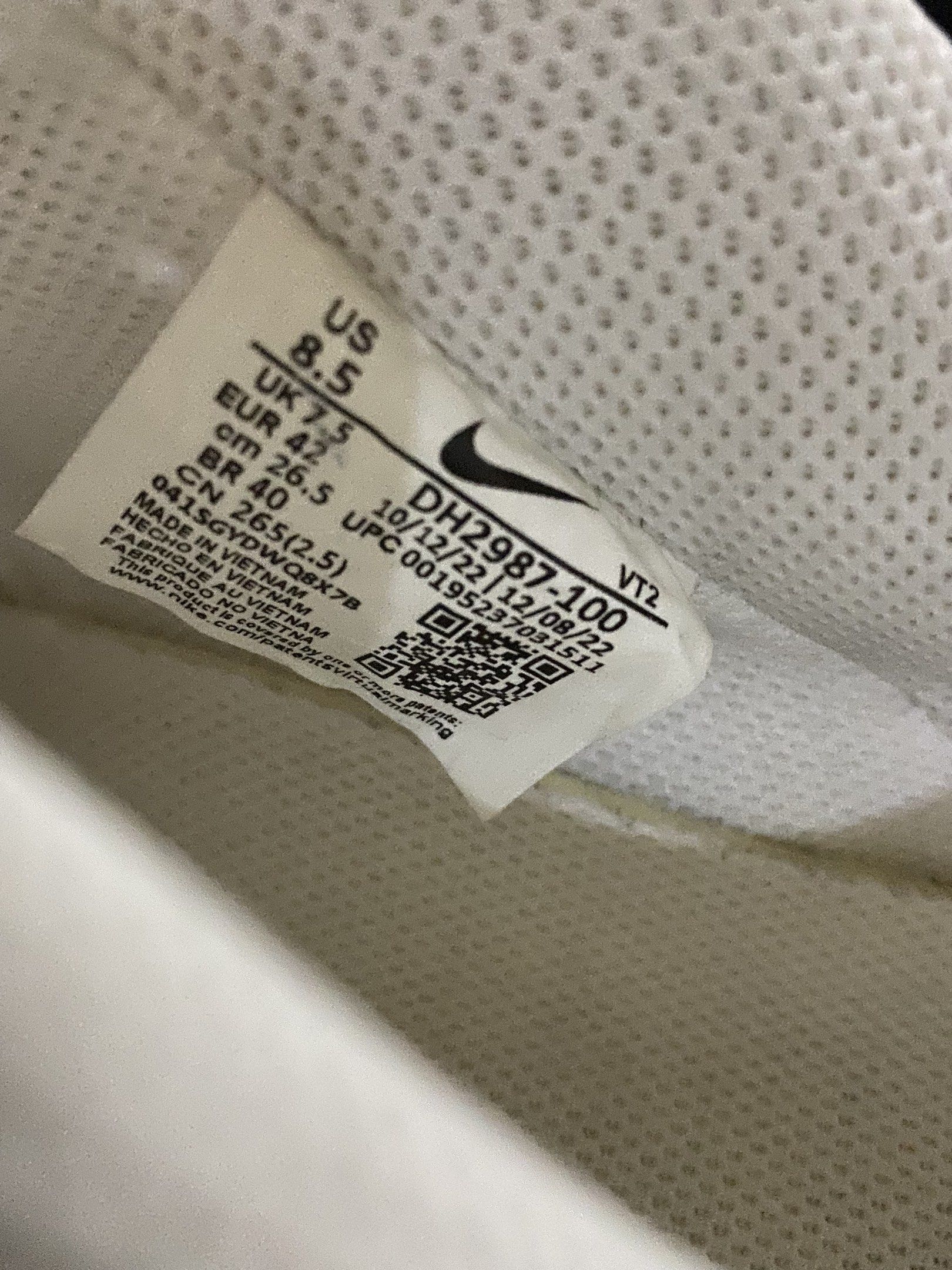 White nike court vision low (Category: Sneakers) located in Pasay City. Submitted by hinobi (Listing ID 1417720247, Image 3). Description: -nabili sa physical store comes with shoelace and a box -used twice (nakatambak na lang) Size: 8.5US -can provide more photos Payment: G-cash Delivery: Via lalamove or jnt .