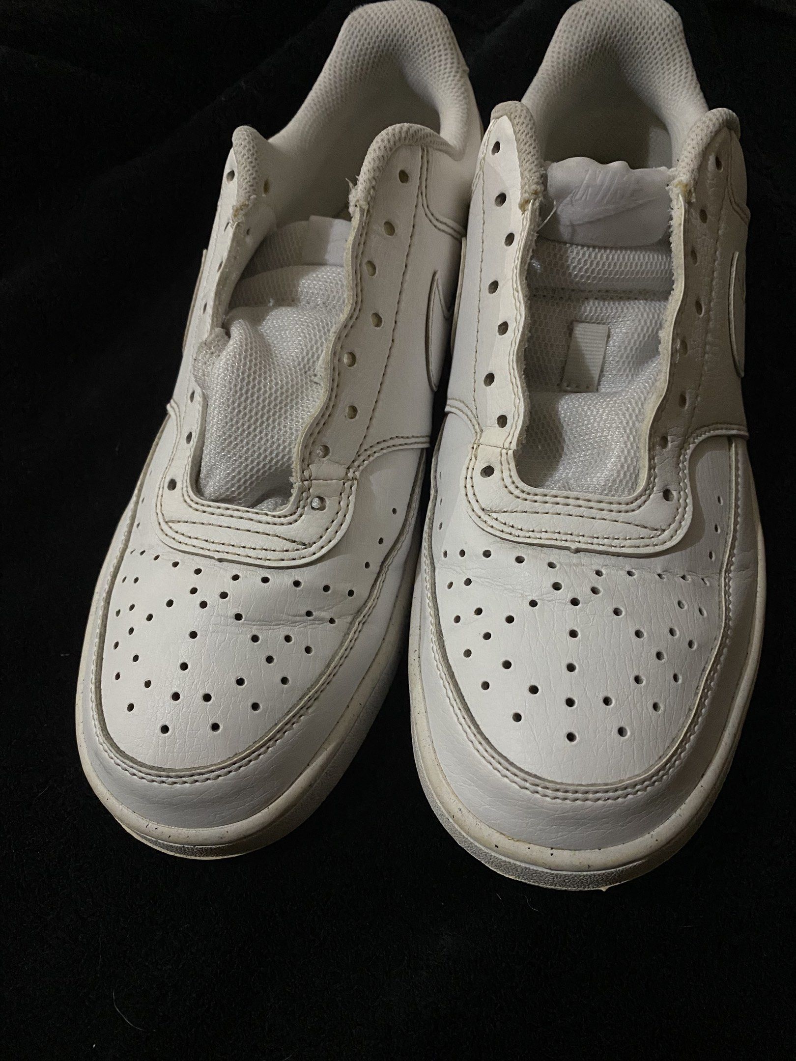 White nike court vision low (Category: Sneakers) located in Pasay City. Submitted by hinobi (Listing ID 1417720247, Image 2). Description: -nabili sa physical store comes with shoelace and a box -used twice (nakatambak na lang) Size: 8.5US -can provide more photos Payment: G-cash Delivery: Via lalamove or jnt .
