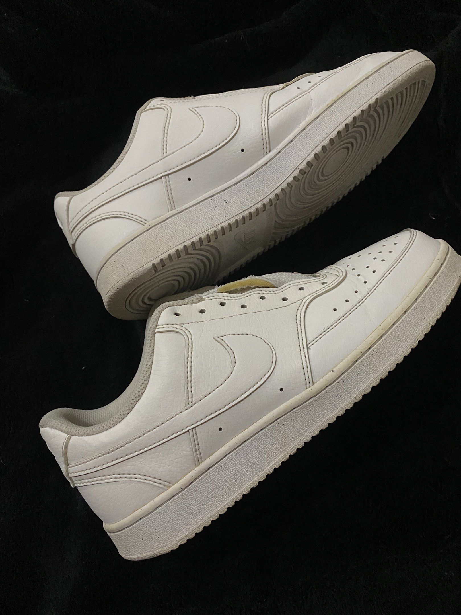 White nike court vision low (Category: Sneakers) located in Pasay City. Submitted by hinobi (Listing ID 1417720247, Image 1). Description: -nabili sa physical store comes with shoelace and a box -used twice (nakatambak na lang) Size: 8.5US -can provide more photos Payment: G-cash Delivery: Via lalamove or jnt .
