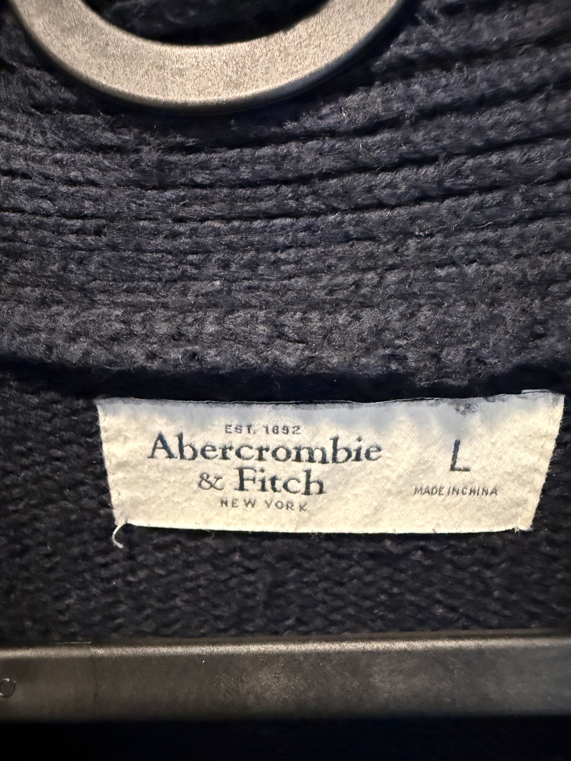 Abercrombie & Fitch cardigan - L (Category: Coats, Jackets and Outerwear) located in Manila. Submitted by ishaaaaang (Listing ID 1417879897, Image 2). Description: Condition 8/10 Meet up or Lalamove only.