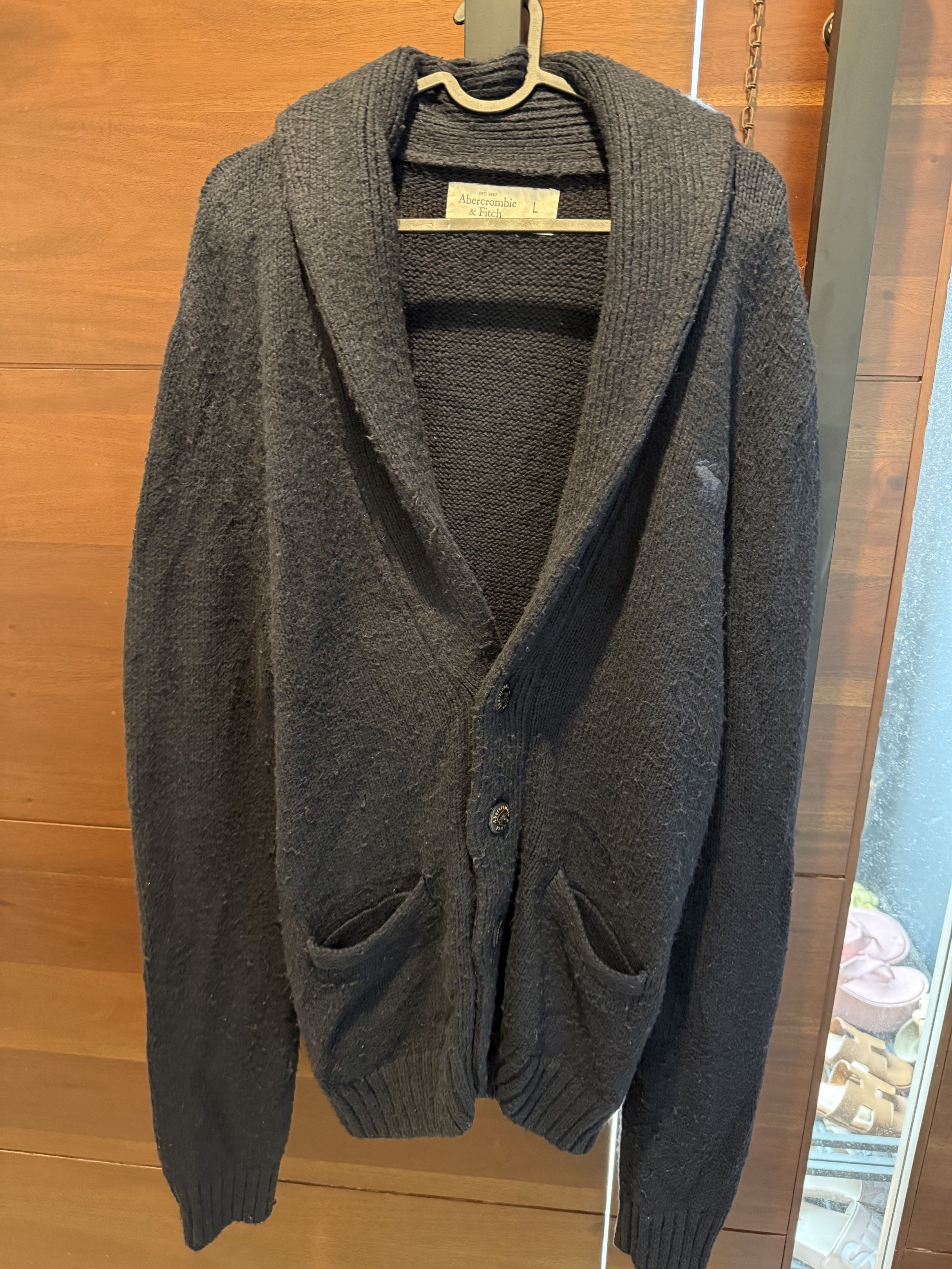 Abercrombie & Fitch cardigan - L (Category: Coats, Jackets and Outerwear) located in Manila. Submitted by ishaaaaang (Listing ID 1417879897, Image 1). Description: Condition 8/10 Meet up or Lalamove only.