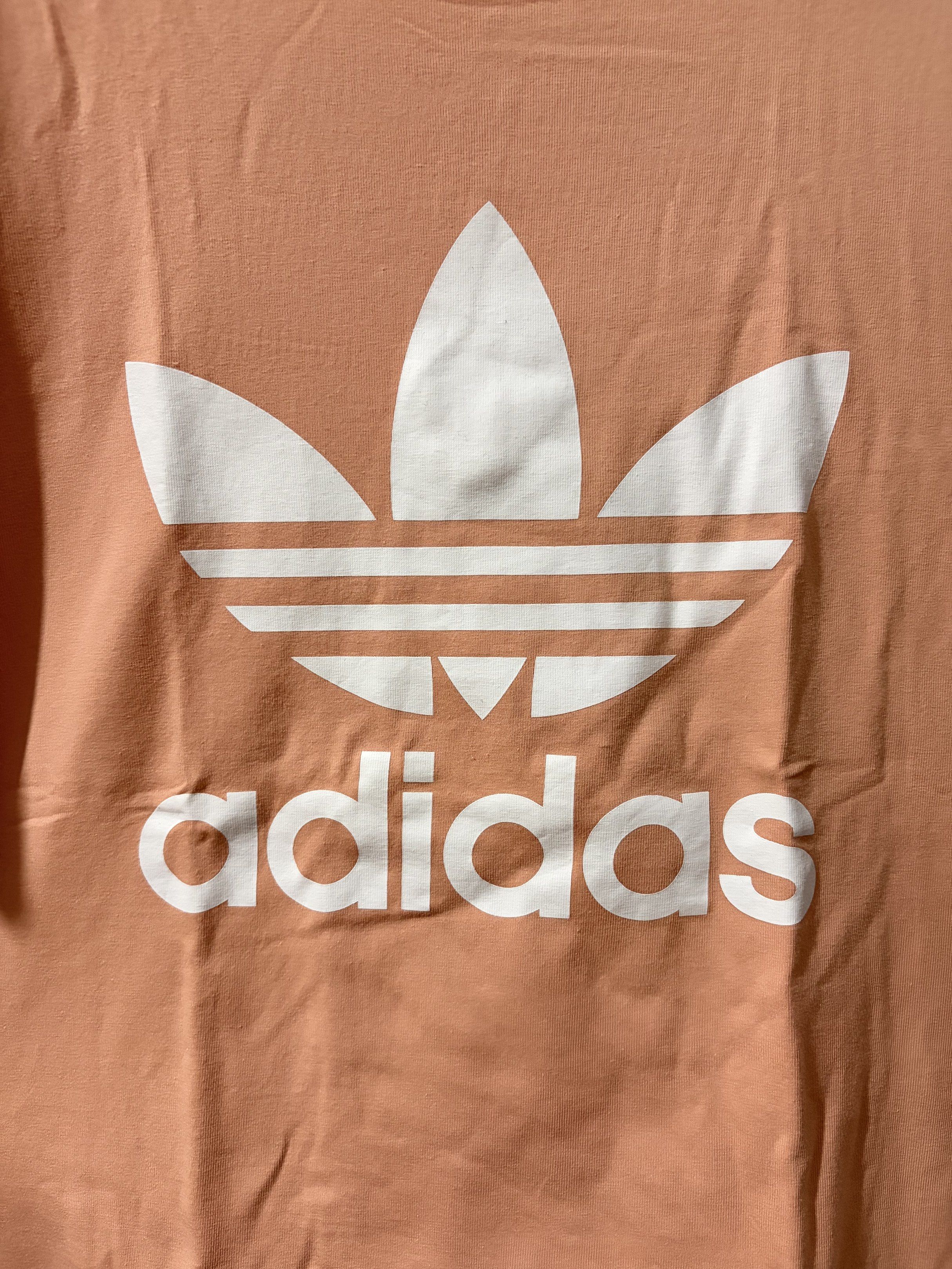 Adidas Trefoil T-shirt (Category: Tshirts & Polo Shirts ) located in Bacolod City. Submitted by kzyxa.d (Listing ID 1417970670, Image 3). Description: • Peach color • Classic Adidas logo • Crew neck • Short sleeves • Size: 8 (UK) / L (CDN) • Issue: NONE RFS: Declutter Location: Bacolod City.