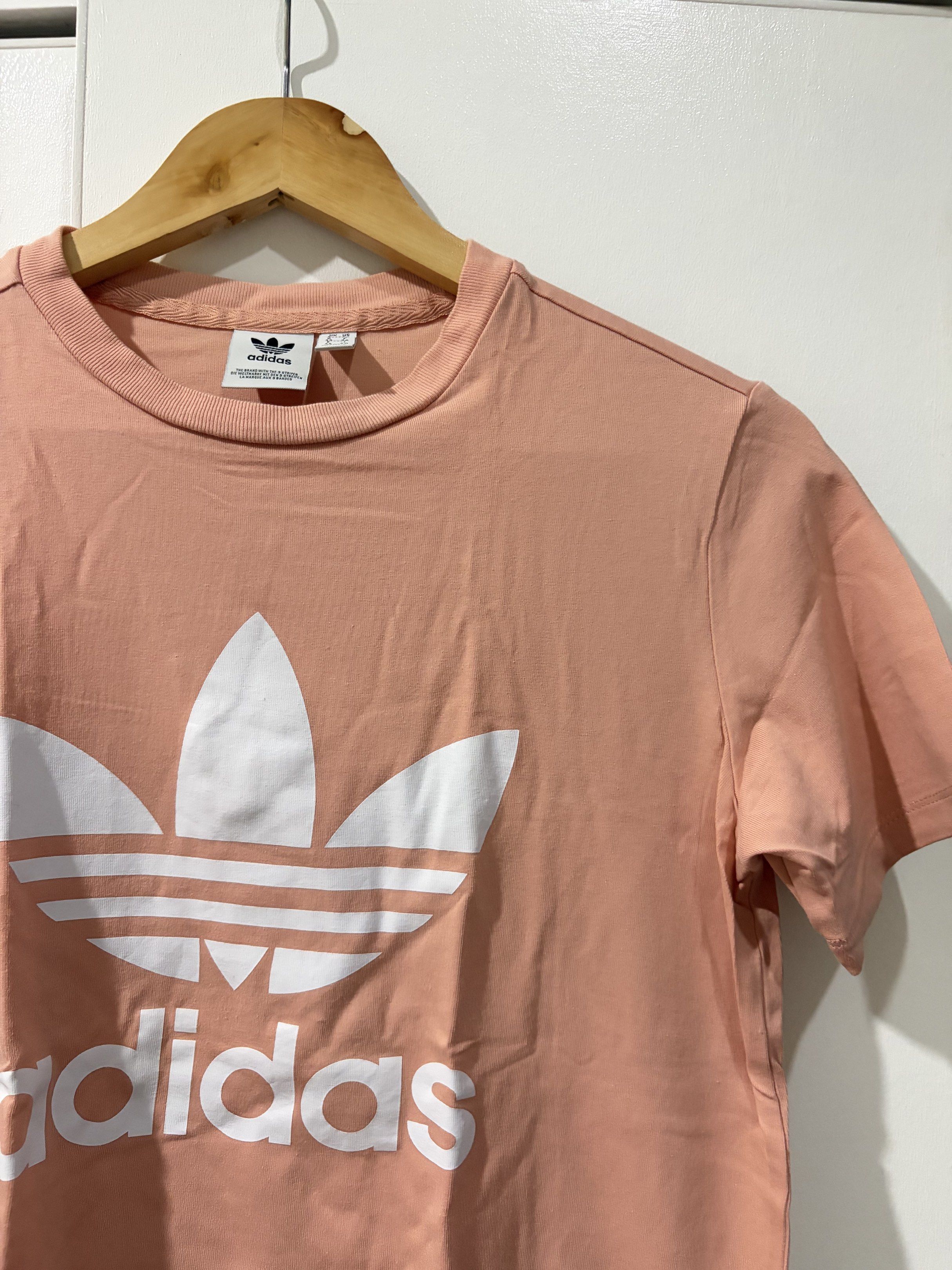 Adidas Trefoil T-shirt (Category: Tshirts & Polo Shirts ) located in Bacolod City. Submitted by kzyxa.d (Listing ID 1417970670, Image 2). Description: • Peach color • Classic Adidas logo • Crew neck • Short sleeves • Size: 8 (UK) / L (CDN) • Issue: NONE RFS: Declutter Location: Bacolod City.