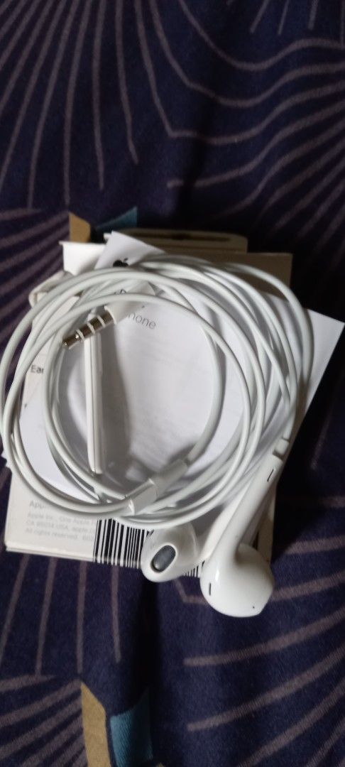 Apple EarPods with 3.5mm Headphone Plug (Category: Earphones) located in Taytay. Submitted by decluttering_is_fun_by_dr_a (Listing ID 1417850758, Image 3). Description: brand new wired earpods. .