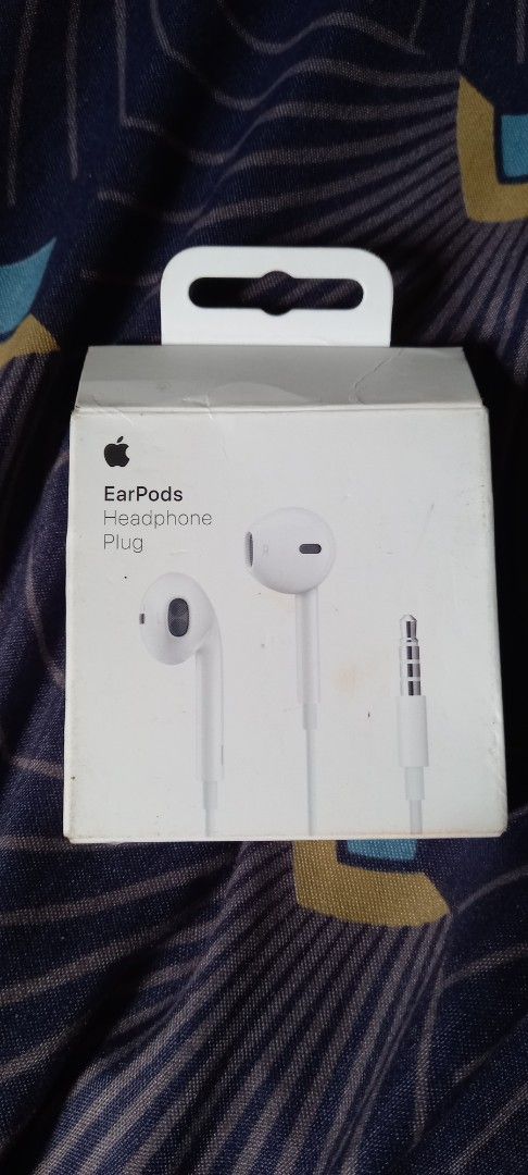Apple EarPods with 3.5mm Headphone Plug (Category: Earphones) located in Taytay. Submitted by decluttering_is_fun_by_dr_a (Listing ID 1417850758, Image 1). Description: brand new wired earpods. .