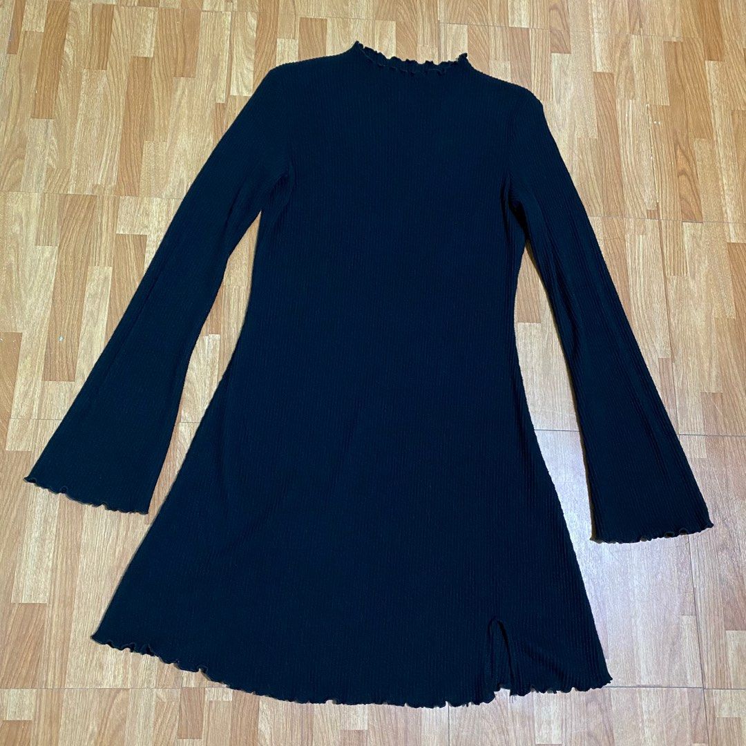 Ardene Black Ribbed Dress (Category: Dresses) located in Antipolo. Submitted by caredbypya (Listing ID 1417905805, Image 1). Description: Still Available❗️ Size small-medium - Long bell sleeves - Side slit detail - Made in China.