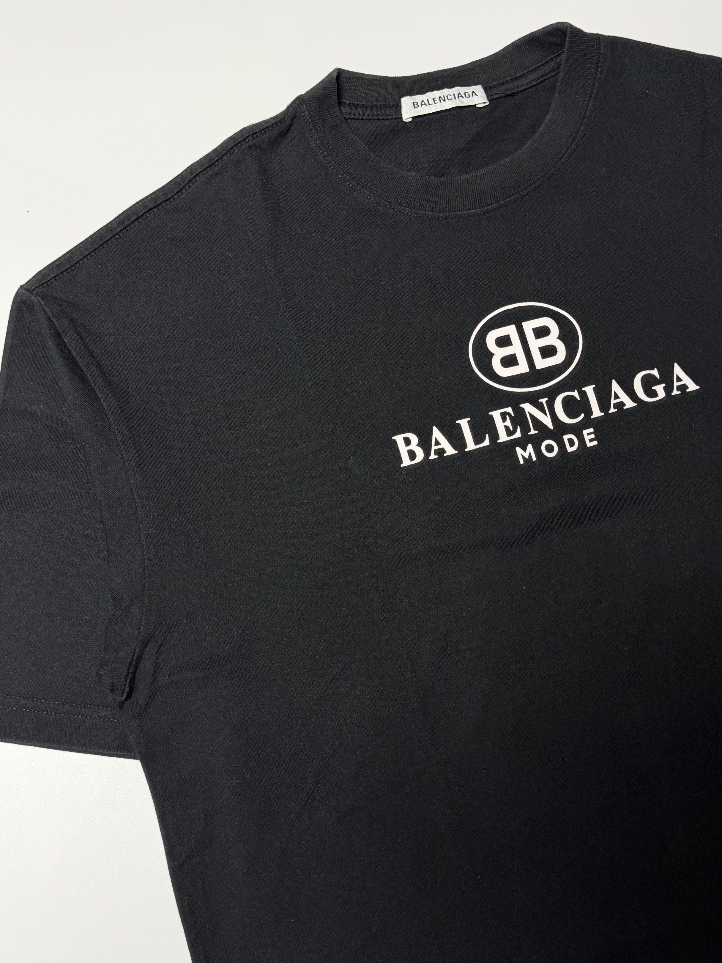Balenciaga - BB mode T-shirt (Category: Tshirts & Polo Shirts ) located in Tarlac. Submitted by random.stufff (Listing ID 1417946259, Image 2). Description: Balenciaga BB mode T-shirt Fits medium-large Width: 21 inches Length: 28 inches 9/10 condition Normal signs of usage presentable. - ₱1,500 free shipping Tarlac area.