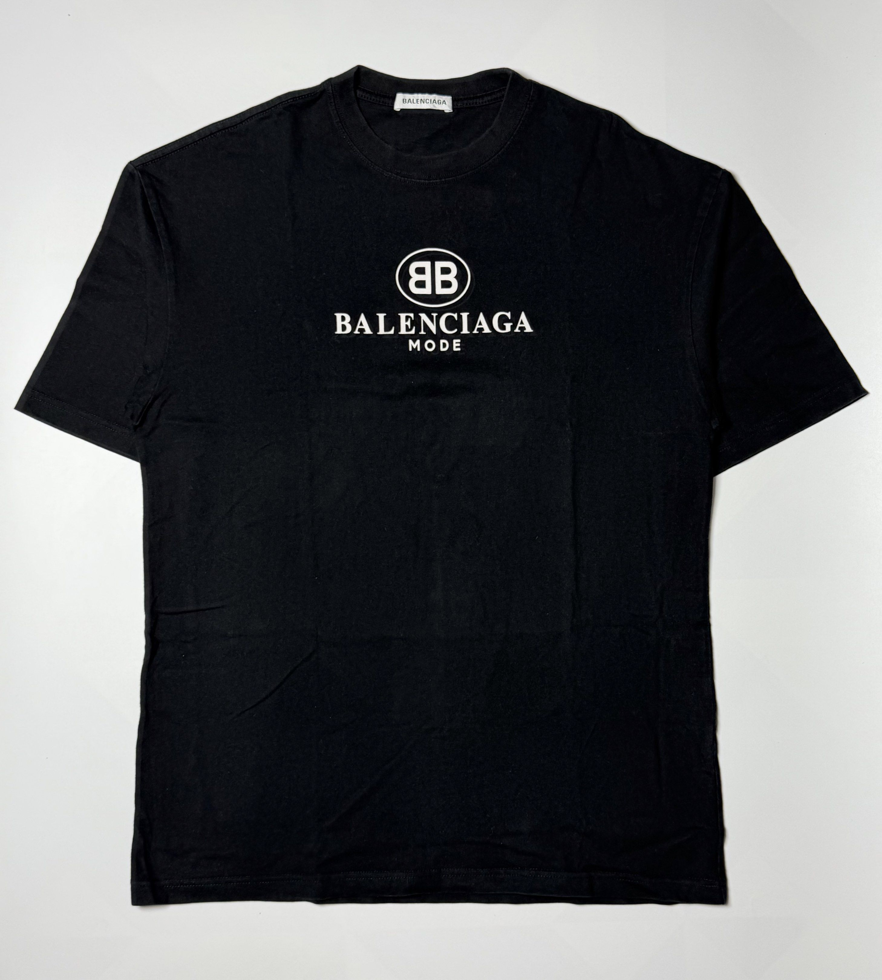 Balenciaga - BB mode T-shirt (Category: Tshirts & Polo Shirts ) located in Tarlac. Submitted by random.stufff (Listing ID 1417946259, Image 1). Description: Balenciaga BB mode T-shirt Fits medium-large Width: 21 inches Length: 28 inches 9/10 condition Normal signs of usage presentable. - ₱1,500 free shipping Tarlac area.