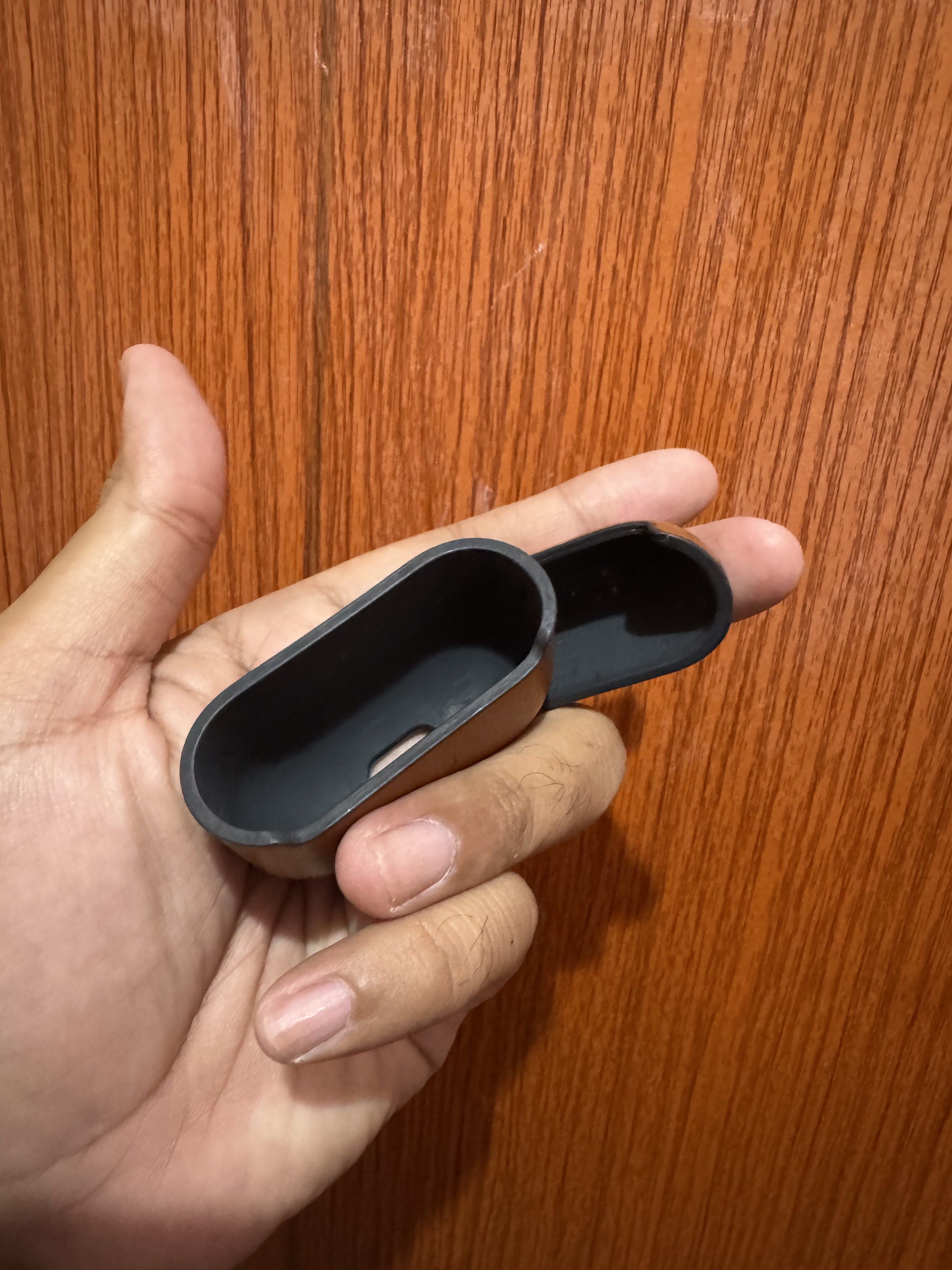Bellroy Leather case for AirPods Gen 3 (Category: Cases & Sleeves) located in Dasmarinas. Submitted by markusi22 (Listing ID 1417843110, Image 2). Description: .