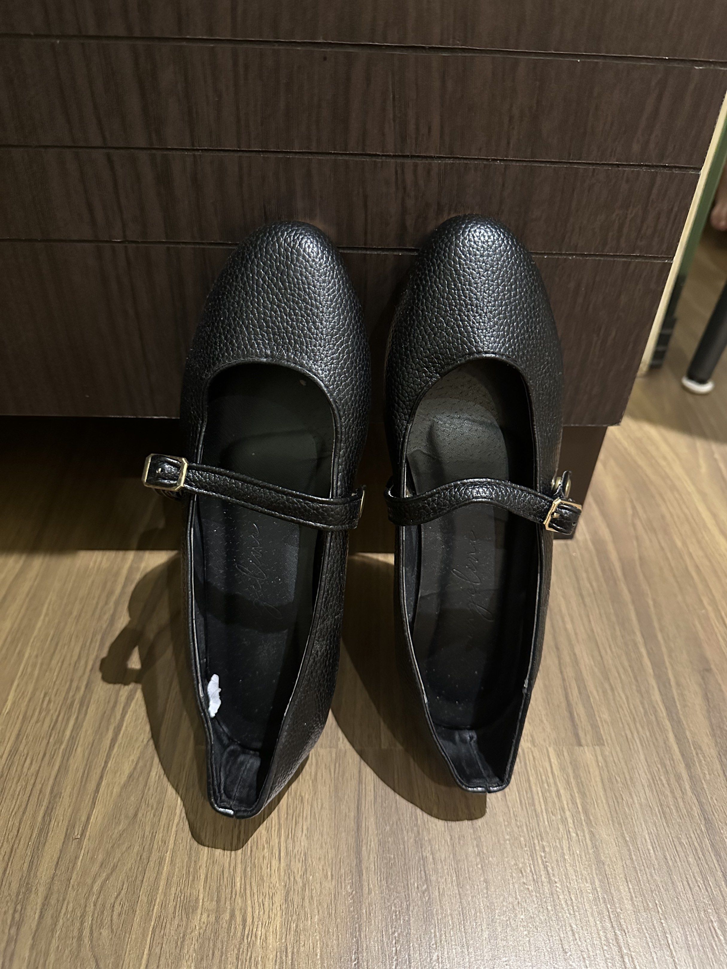 Black ballet flats (Category: Flats & Sandals) located in Quezon City. Submitted by krishagee (Listing ID 1417929632, Image 1). Description: .