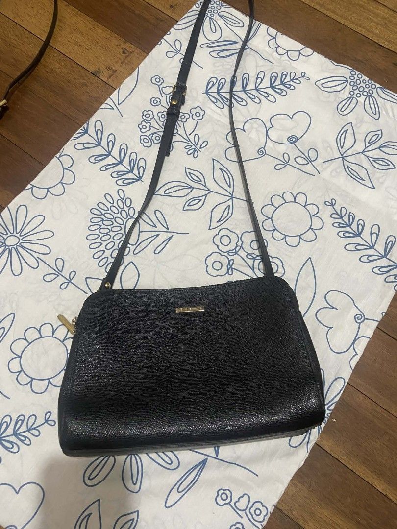 Black Shoulder Bag (Category: Shoulder Bags) located in Taytay. Submitted by itscolsie (Listing ID 1417965807, Image 1). Description: - Black shoulder bag - Long strap - Rectangular shape - Zipper closure - Small gold logo pm for more info.