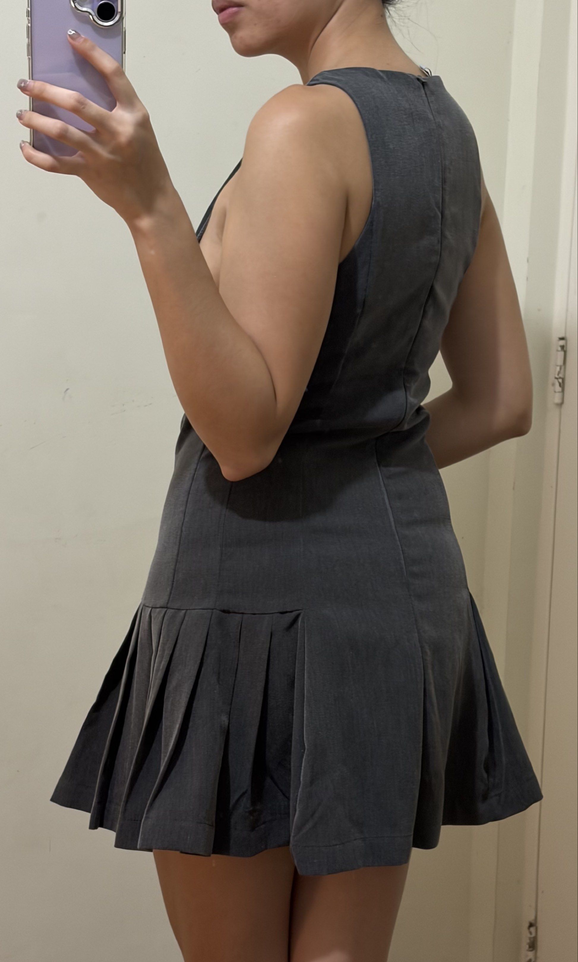 Black Sleeveless Top with Pleated Hem (Category: Sleeveless) located in Makati City. Submitted by thewe_ph (Listing ID 1417883031, Image 3). Description: - Black sleeveless top - Fit-and-flare silhouette - Pleated hem detail - Back zipper closure - Versatile for dress up or down - Perfect for various occasions Fits to XS to S DM me for inquiries.