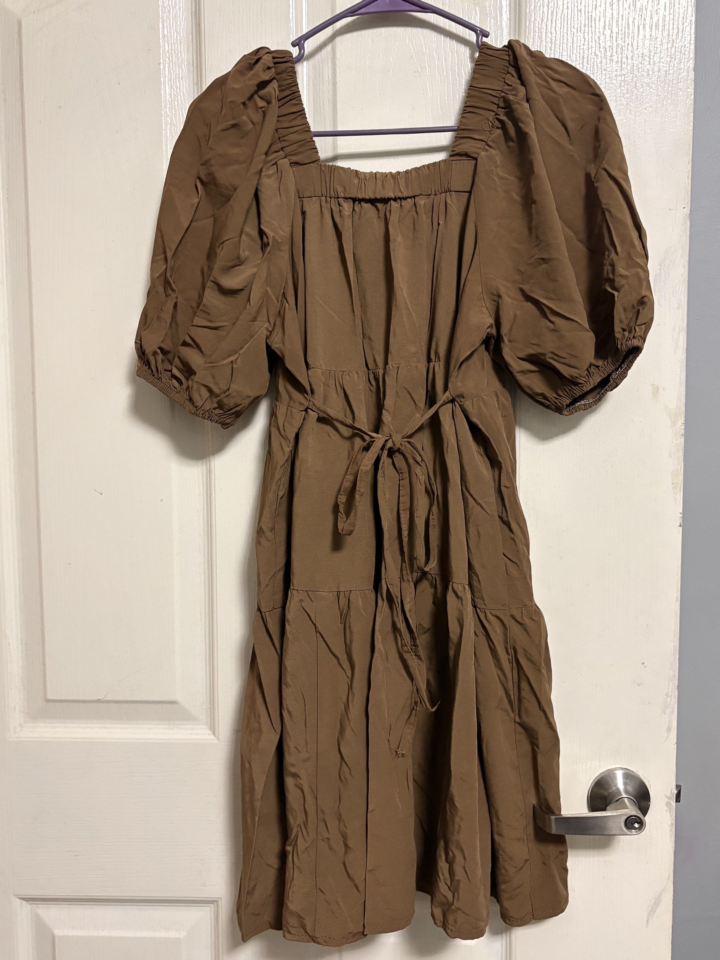 Brown flowy puff sleeve dress (Category: Dresses) located in Manila. Submitted by multivers.closet (Listing ID 1417941136, Image 2). Description: Medium to large.