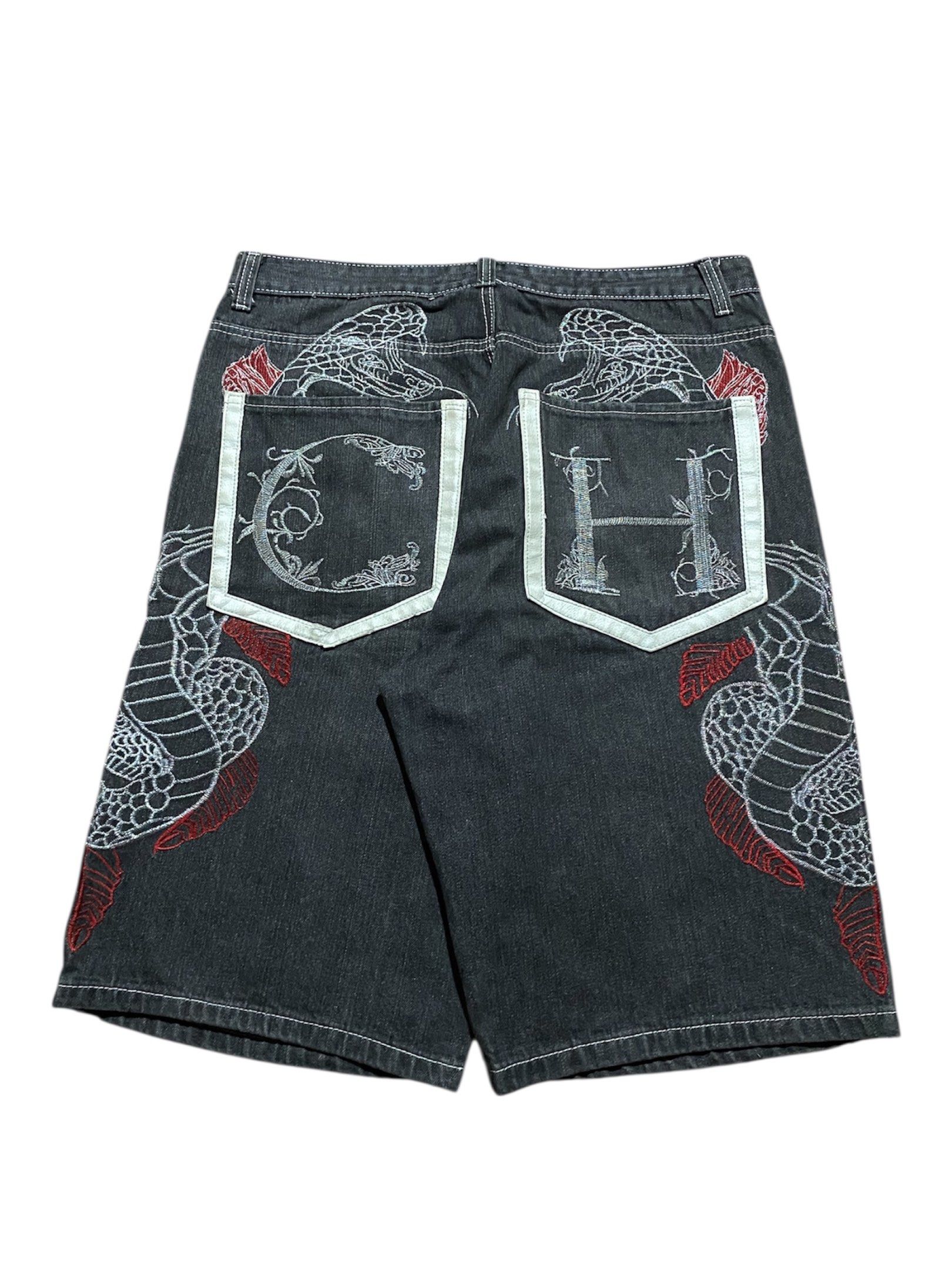 CROWN HOLDER DOUBLE SNAKE (Category: Shorts) located in San Mateo. Submitted by miguel08k (Listing ID 1403966772, Image 1). Description: CROWN HOLDER W: 36 L: 25 T: 14.9 H: 12 issue: scratch sa leather.