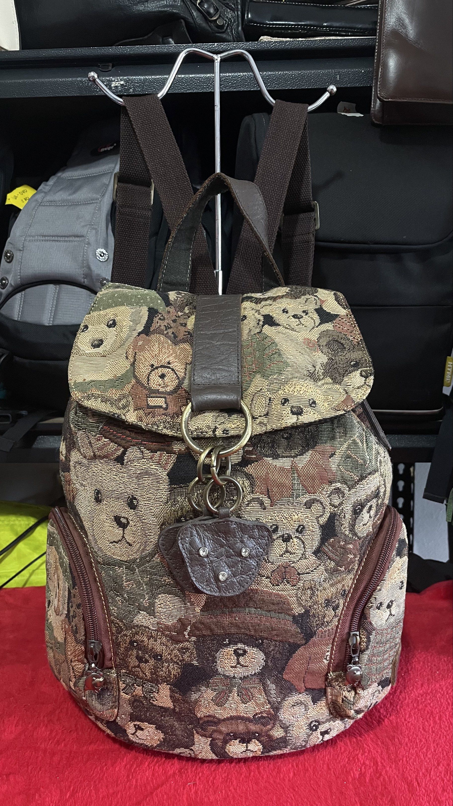 Dav Danny Bear Backpak (Category: Luxury Bags & Wallets) located in Kapalong. Submitted by ukaybagscurator (Listing ID 1417867011, Image 1). Description: -Vintage -No flaws -No issue .