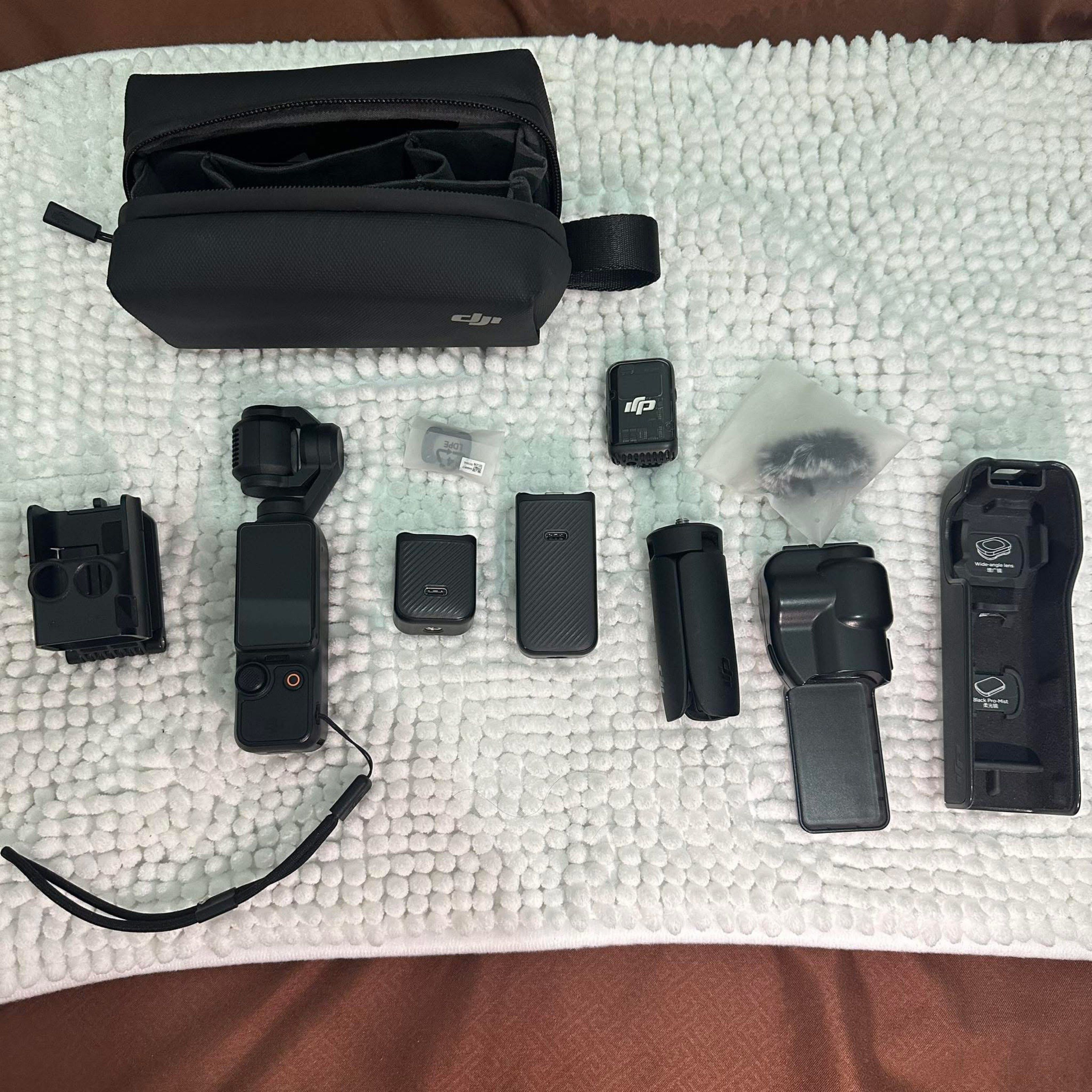 DJI Pocket 3 Creator Combo (Category: Cameras) located in Muntinlupa City. Submitted by izz_declutter (Listing ID 1417934101, Image 1). Description: FOR SALE: DJI Osmo Pocket 3 – Creator Combo 🎥✨ 💖 Lady owned 🫶 Maselan gumamit 📍 Well taken care of / parang bago Perfect for vlogging, travel, content creation, and daily reels/TikToks! 📦 INCLUSIONS (Creator Combo): ✔️ DJI Osmo Pocket 3 unit ✔️ Battery Handle ✔️ Mini Tripod ✔️ Wide-Angle Lens ✔️