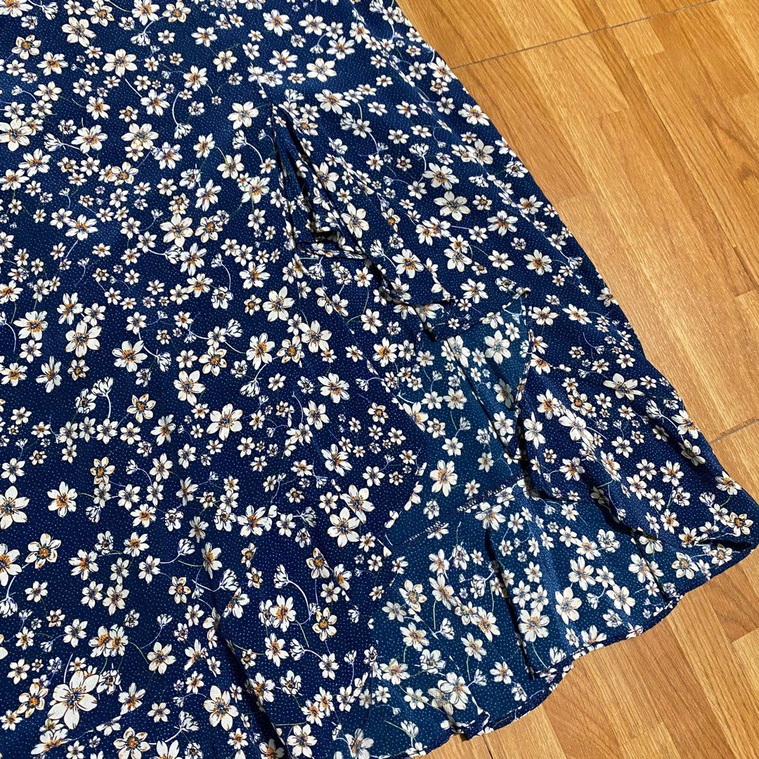 Floral Print Midi Skirt (Category: Skirts) located in Antipolo. Submitted by caredbypya (Listing ID 1417907602, Image 2). Description: Still Available❗️ Size 28 Length 29” - Flattering A-line shape - Features a ruffled hem and slit - Made of lightweight fabric .