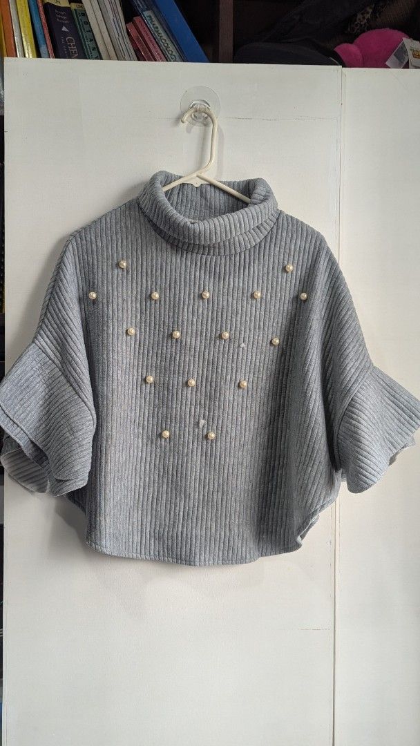 Gray Turtleneck Sweater with Pearl Embellishments (Category: Longsleeves) located in Marikina City. Submitted by mlektea (Listing ID 1417859347, Image 1). Description: - Gray turtleneck sweater - Features bell sleeves - Adorned with pearl embellishments - Ribbed texture - Comfortable and stylish - Super cute in actual, pang OOTD sa winter trips ✨ - Fits M-L frame. I am medium frame and I wore this oversized. - May konting damage lang sa harap as 