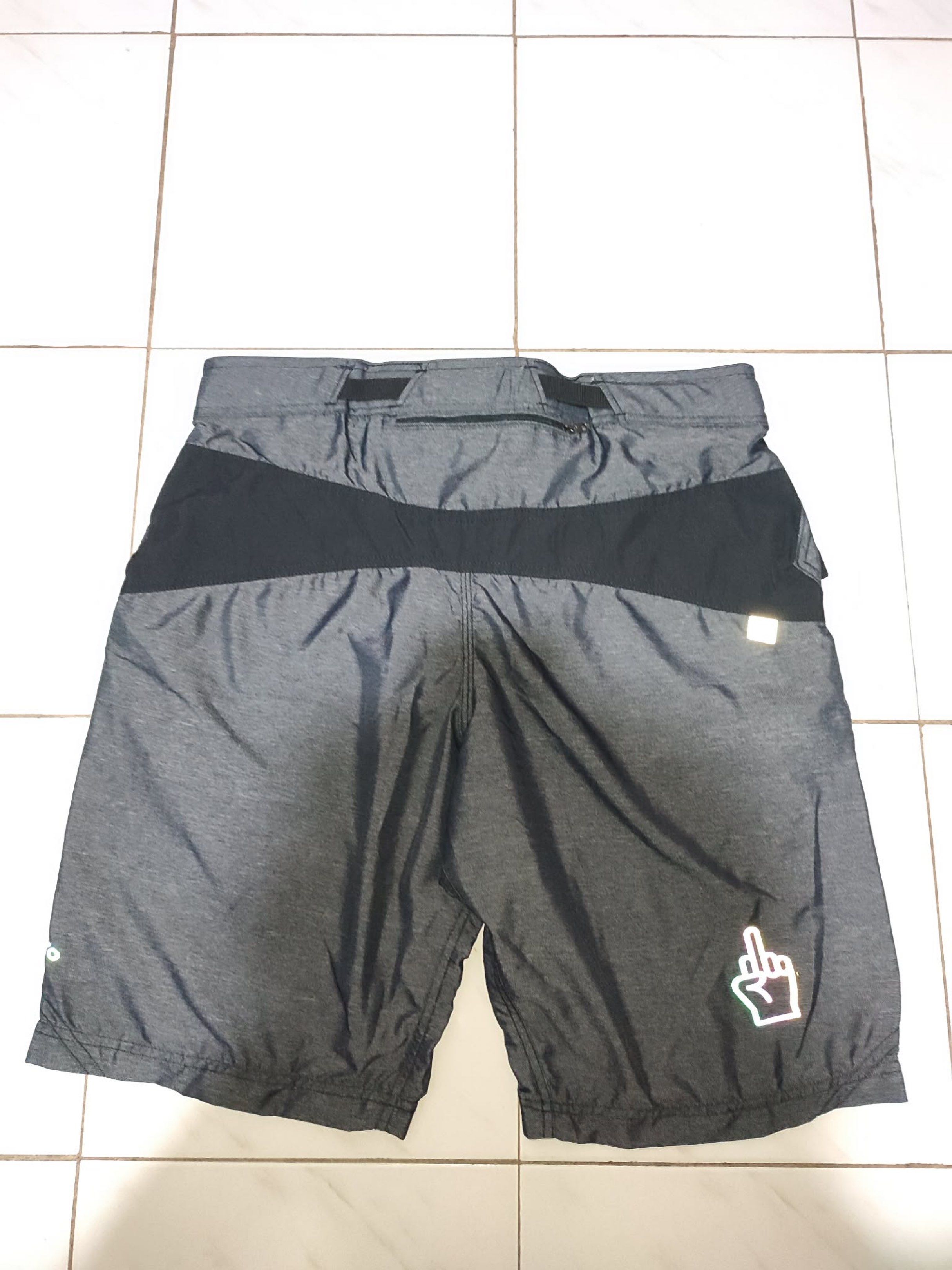 Ground Zero MTB Shorts XL (Category: Shorts) located in Cabuyao City. Submitted by kenzythrift_ (Listing ID 1417932199, Image 2). Description: - Ground Zero MTB shorts - Size: XL - Color: Gray - Features: - Multiple zippered pockets - Adjustable waist belt - Reflective middle finger graphic on the back - Ideal for: Climbing, biking, and trekking 900 plus sf J&T courier Loc: Butong, Cabuyao City, Laguna.