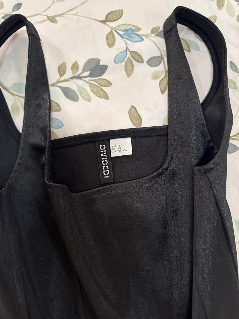 H&M Black Satin Corset Top (Category: Sleeveless) located in Antipolo. Submitted by nbrns (Listing ID 1417950507, Image 3). Description: - H&M - Size extra small - Square neckline - Wide straps - Made of a shiny, satin-like material - Versatile piece for layering or wearing alone.