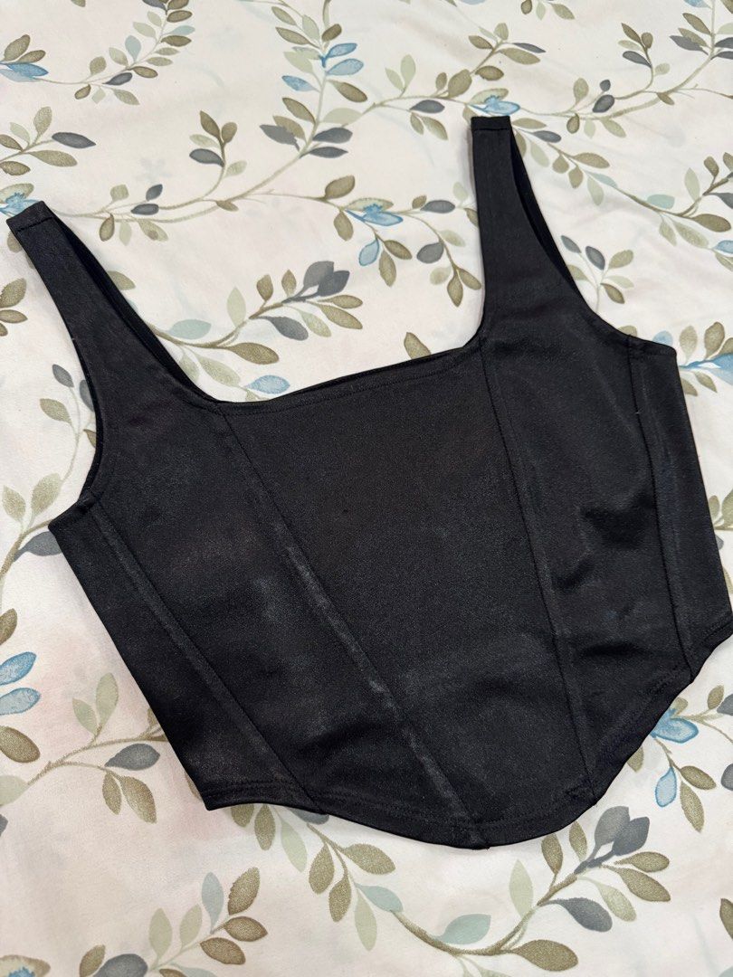 H&M Black Satin Corset Top (Category: Sleeveless) located in Antipolo. Submitted by nbrns (Listing ID 1417950507, Image 2). Description: - H&M - Size extra small - Square neckline - Wide straps - Made of a shiny, satin-like material - Versatile piece for layering or wearing alone.