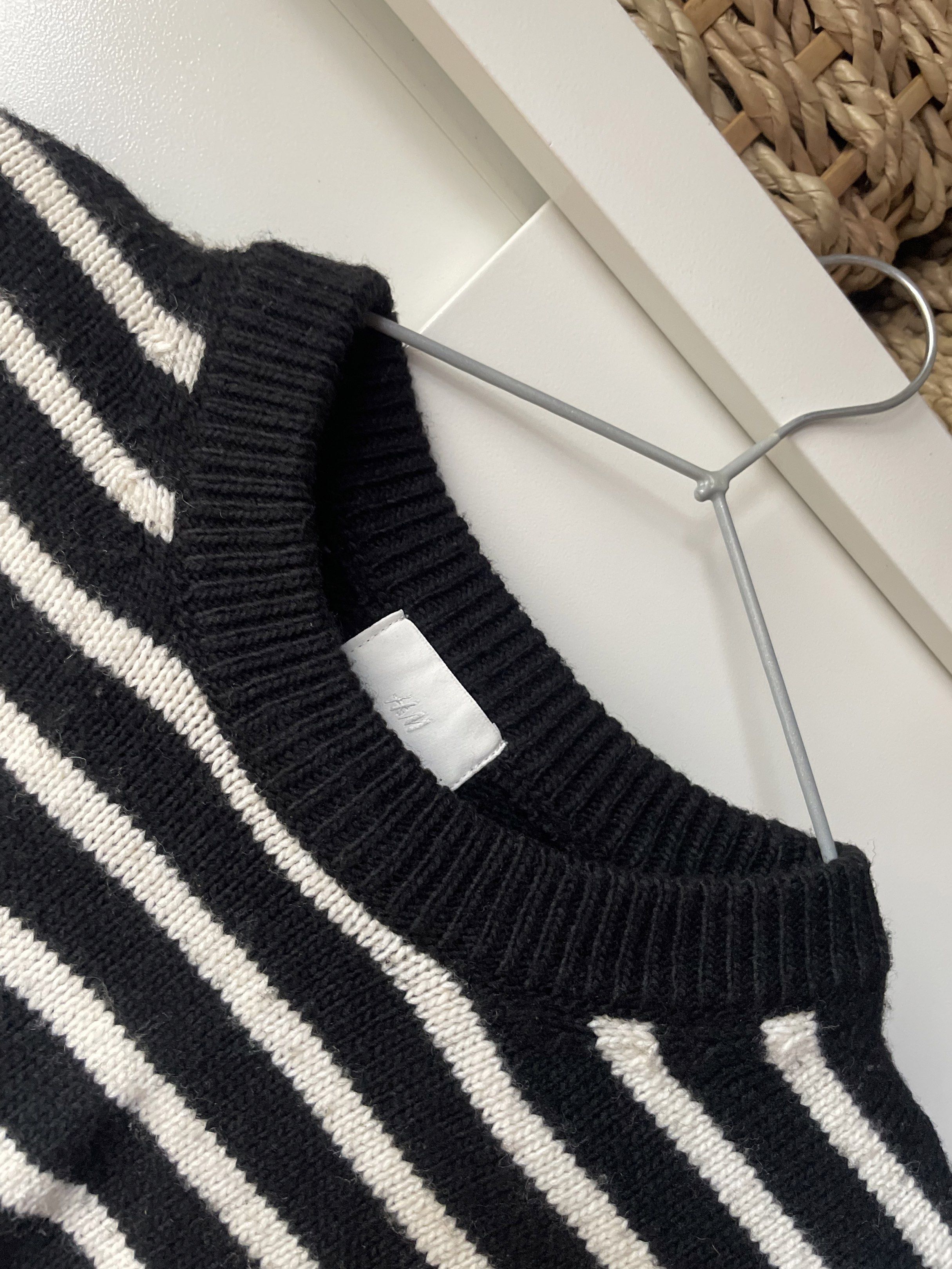 H&M Striped Cropped Sweater (Category: Longsleeves) located in Manila. Submitted by chenpots (Listing ID 1417896831, Image 3). Description: - Black and white striped cropped sweater - Cropped length - Round neckline - Long sleeves - Ribbed cuffs and hem - Knit material.