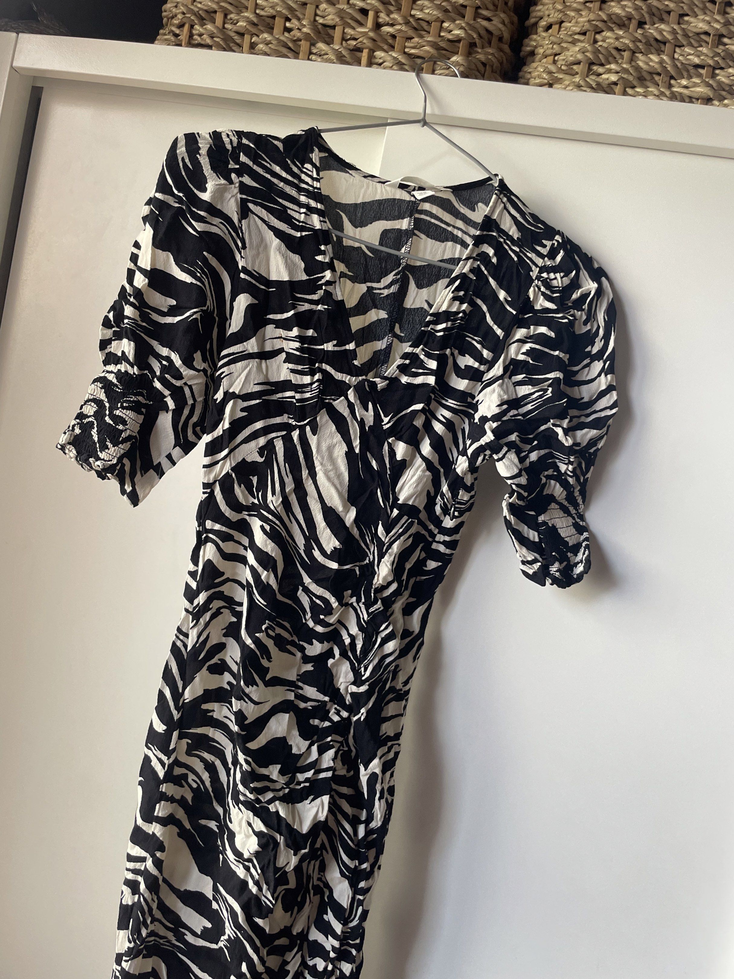H&M Zebra Print Dress (Category: Dresses) located in Manila. Submitted by chenpots (Listing ID 1417897620, Image 1). Description: - H&M zebra print dress - Short, puffed sleeves - V-neckline - Ruched front detail - Size: EUR XS Worn once. Mas maganda sa personal..